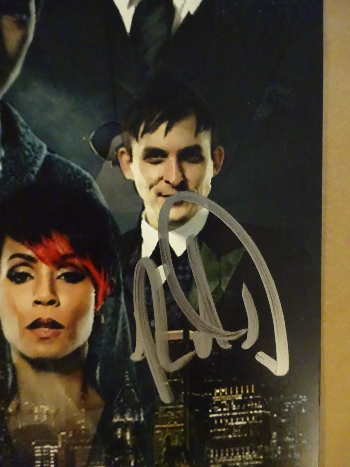 Robin Lord Taylor, Morena Baccarin — Gotham 12"x18" Photo Signed by Robin Lord Taylor & Morena Baccarin BAS COA, изображение 4