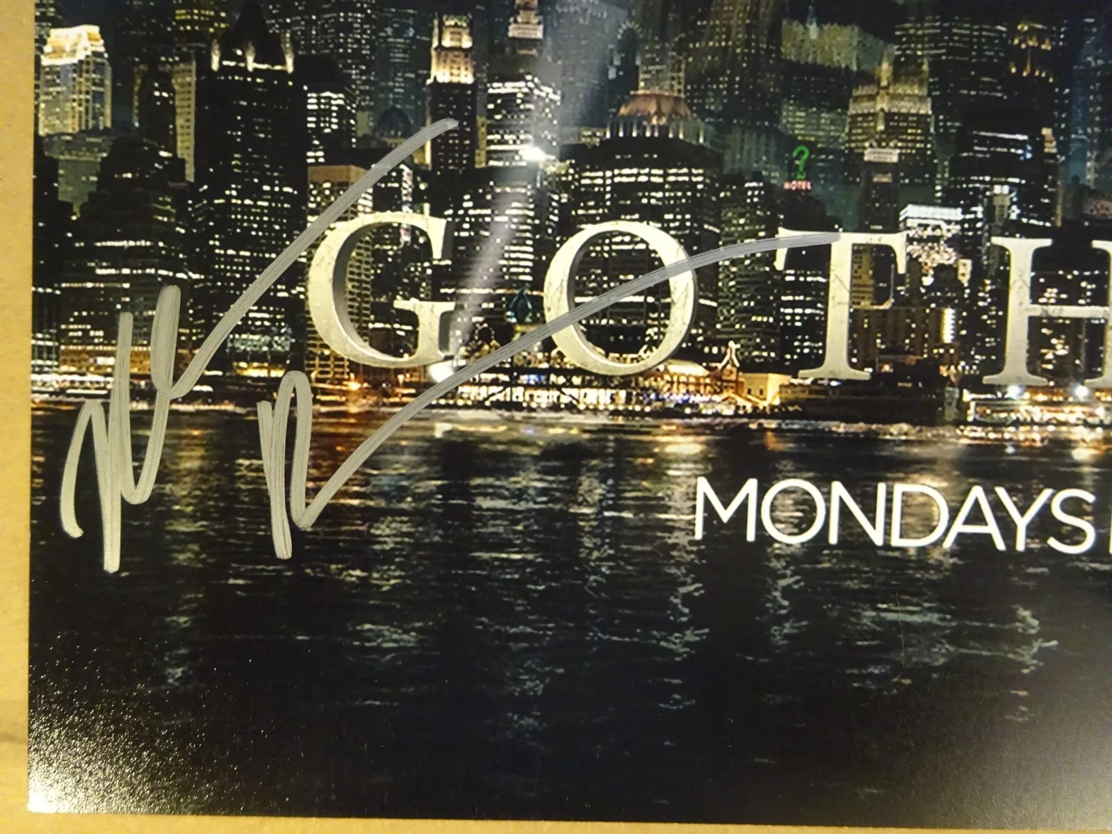 Robin Lord Taylor, Morena Baccarin — Gotham 12"x18" Photo Signed by Robin Lord Taylor & Morena Baccarin BAS COA, изображение 5