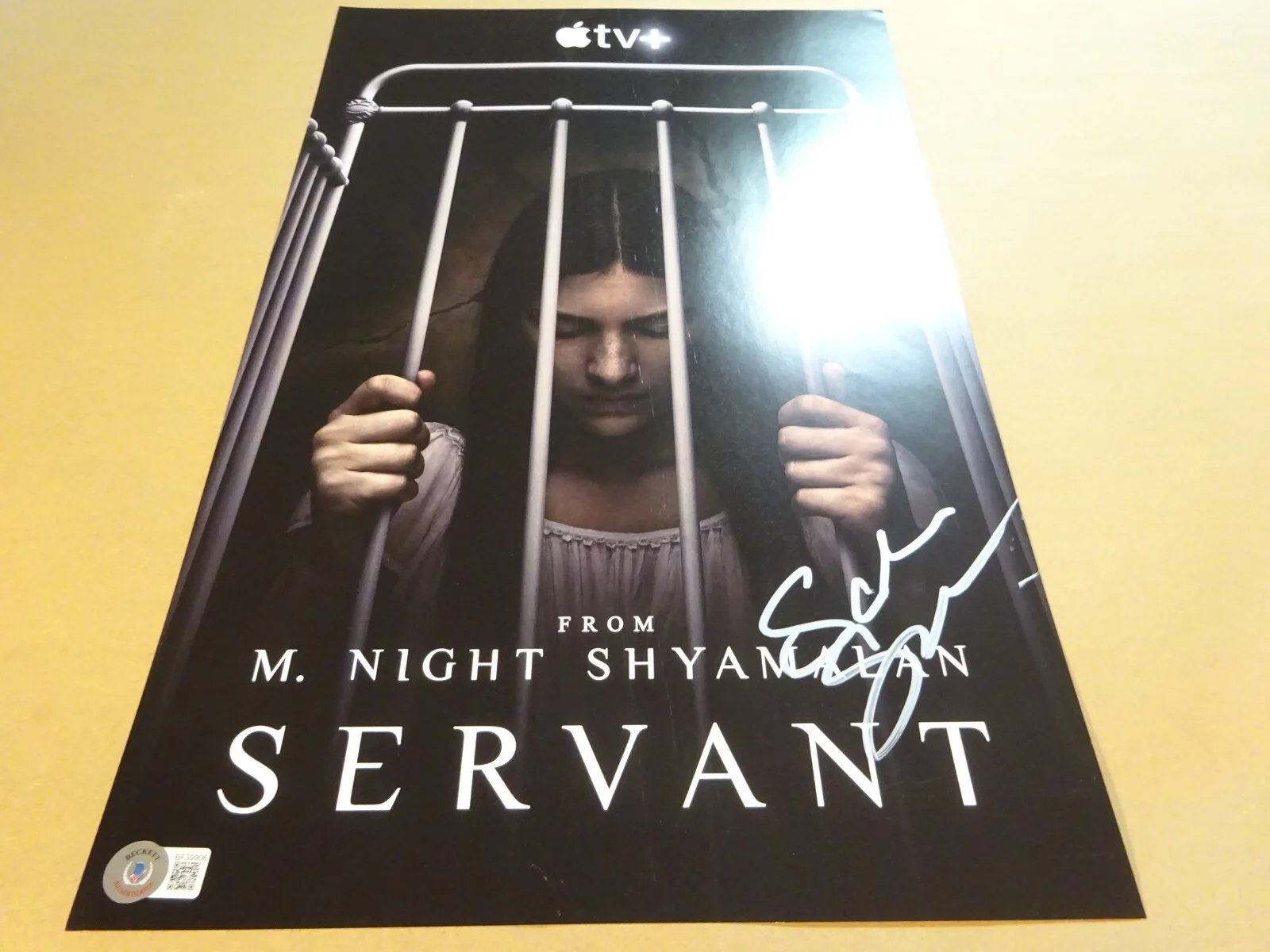 Saleka Shyamalan — Signed SALEKA SHYAMALAN Autographed SERVANT 11"x17" Photo Beckett BAS COA, изображение 2