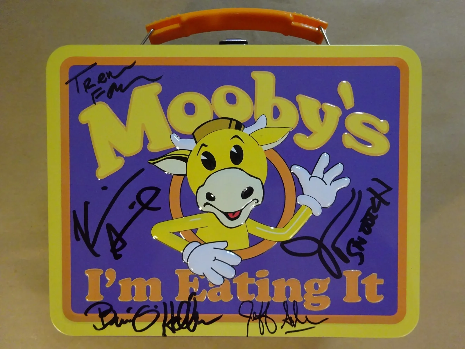 Five Members of Clerks 2 — Autographed Clerks 2 Mooby's Metal Lunchbox Signed By 5 Beckett LOA Smith Mewes, image 2