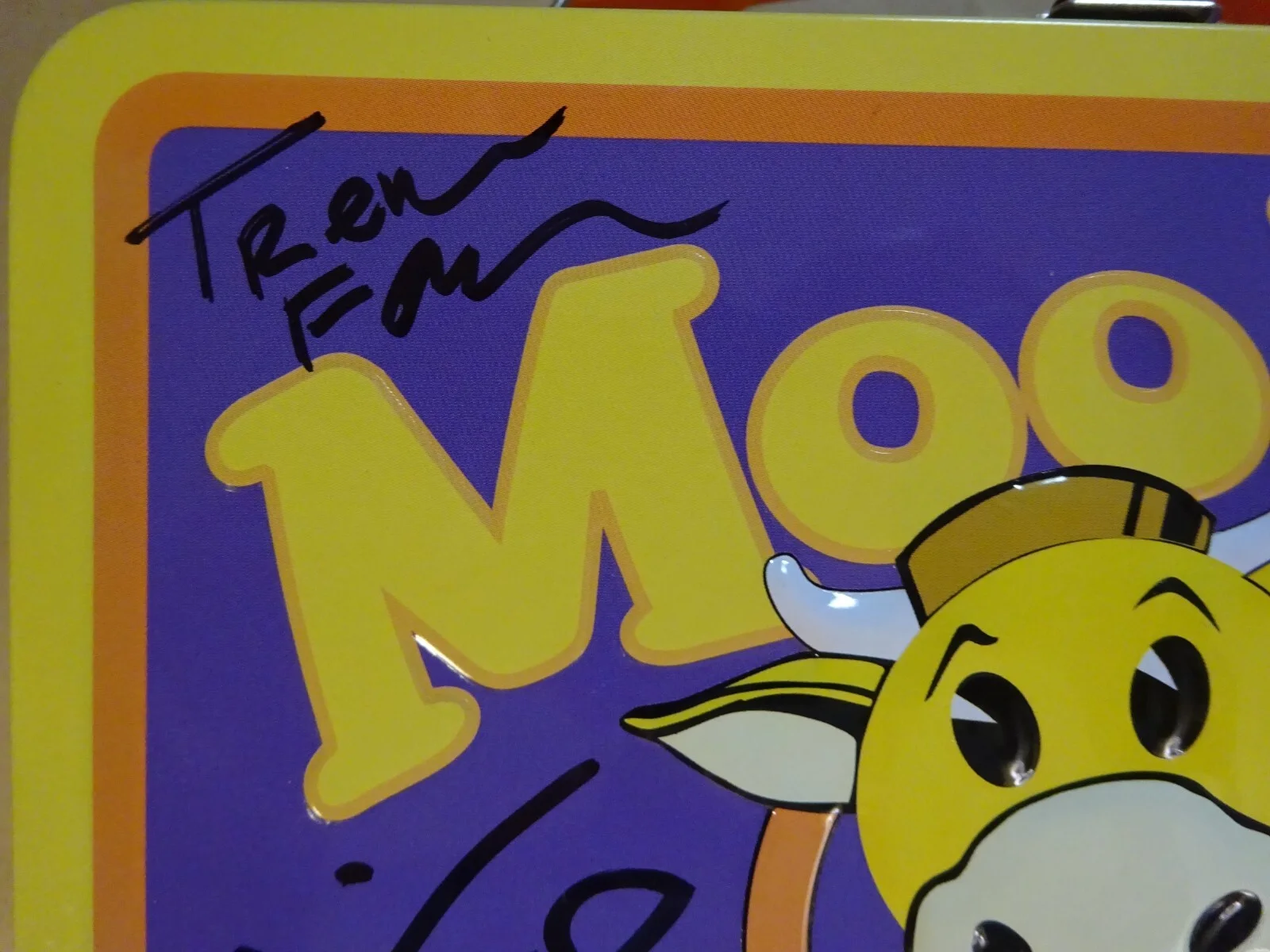 Five Members of Clerks 2 — Autographed Clerks 2 Mooby's Metal Lunchbox Signed By 5 Beckett LOA Smith Mewes, image 3