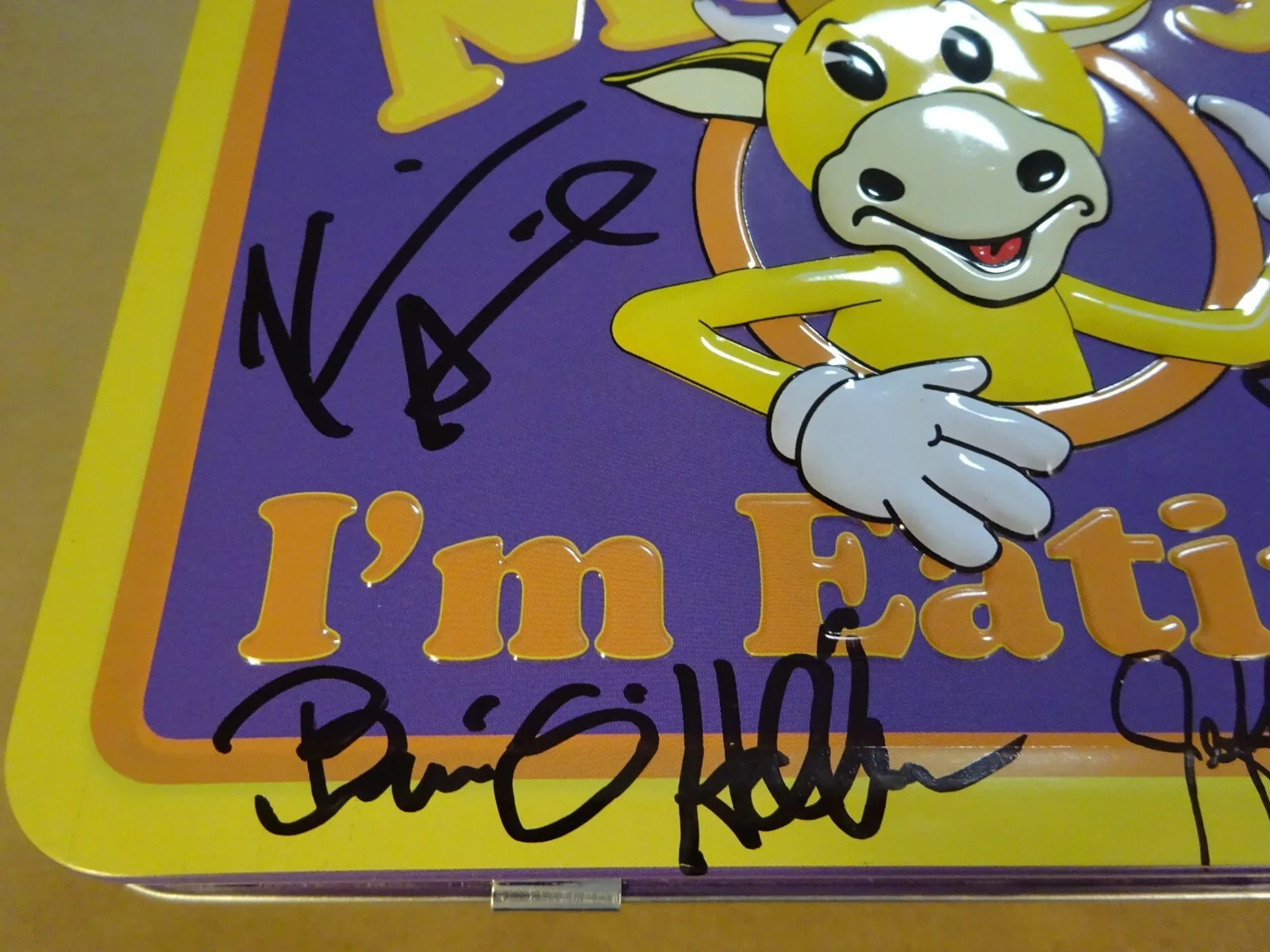 Five Members of Clerks 2 — Autographed Clerks 2 Mooby's Metal Lunchbox Signed By 5 Beckett LOA Smith Mewes, image 4