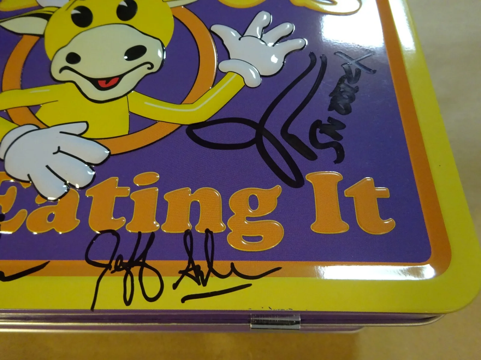 Five Members of Clerks 2 — Autographed Clerks 2 Mooby's Metal Lunchbox Signed By 5 Beckett LOA Smith Mewes, image 5