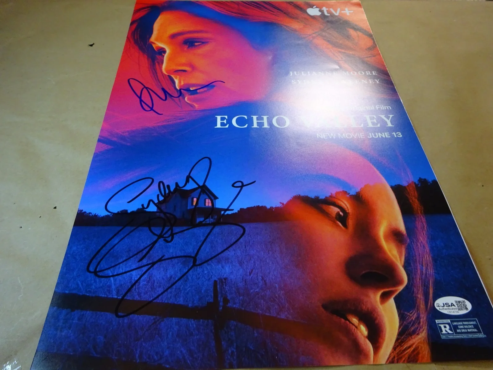 Sydney Sweeney, Julianne Moore — Signed Sydney Sweeney & Julianne Moore Echo Valley 12"x18" Photo JSA COA, изображение 3