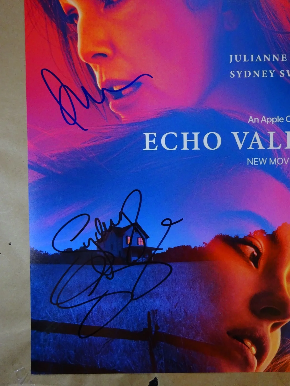 Sydney Sweeney, Julianne Moore — Signed Sydney Sweeney & Julianne Moore Echo Valley 12"x18" Photo JSA COA, изображение 4