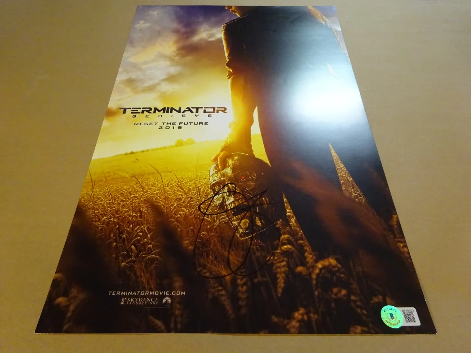 Emilia Clarke — Signed Emilia Clarke Autographed Terminator Genisys11x17 Photo Beckett BAS COA, image 2
