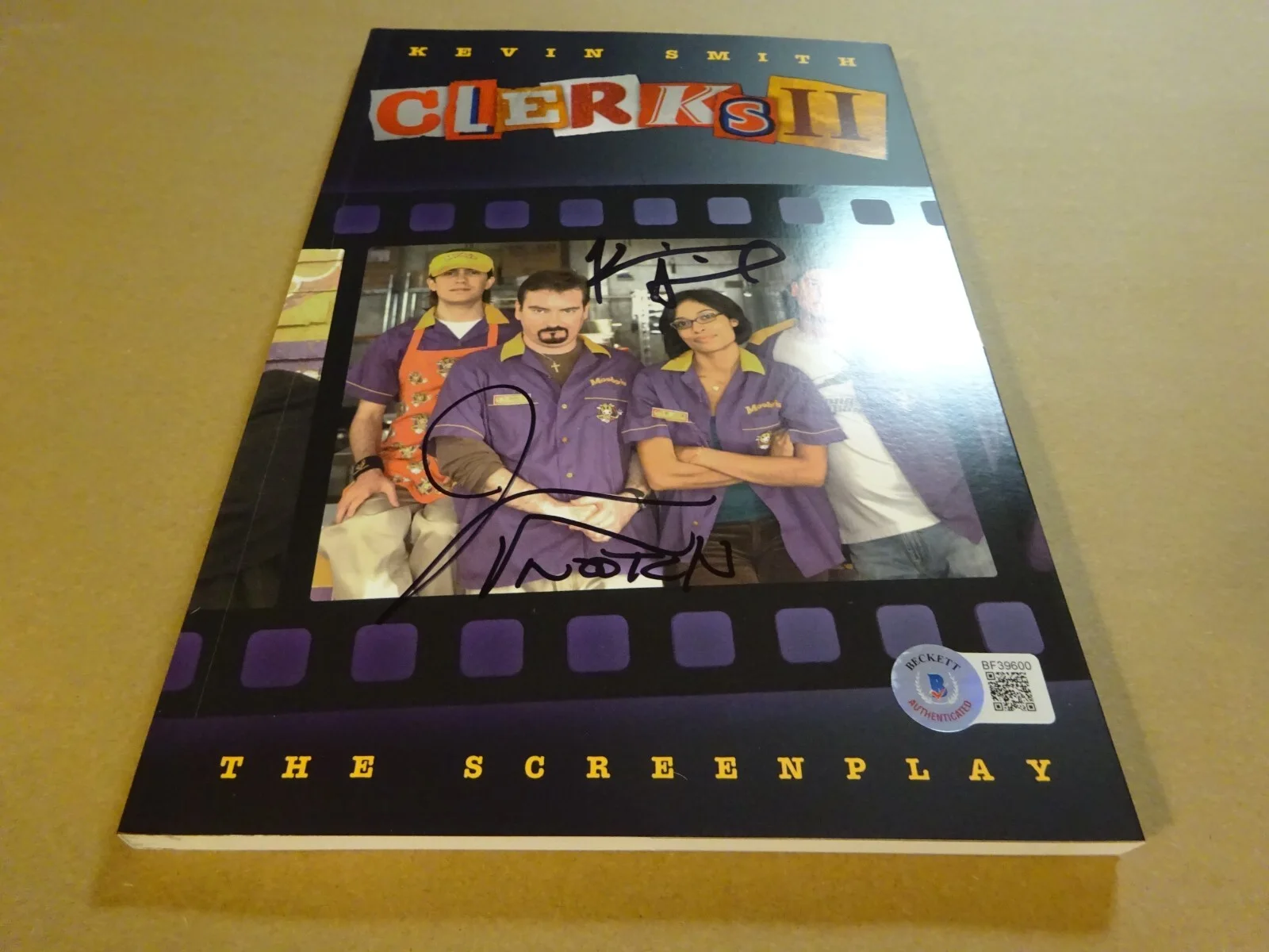 Kevin Smith, Jason Mewes — Signed KEVIN SMITH And JASON MEWES Autographed Clerks II Screenplay Book BAS COA, изображение 2