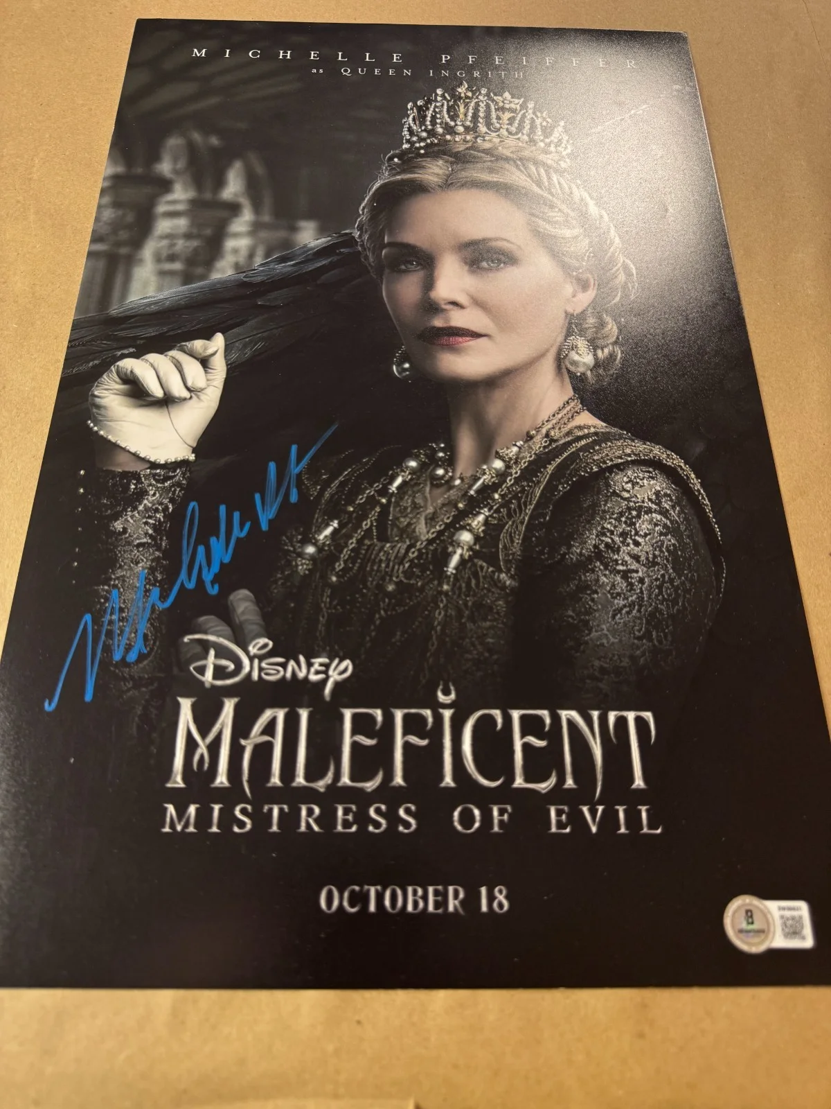Michelle Pfeiffer — Signed Michelle Pfeiffer Autographed Maleficent 11”x17” Photo Beckett BAS COA, изображение 2