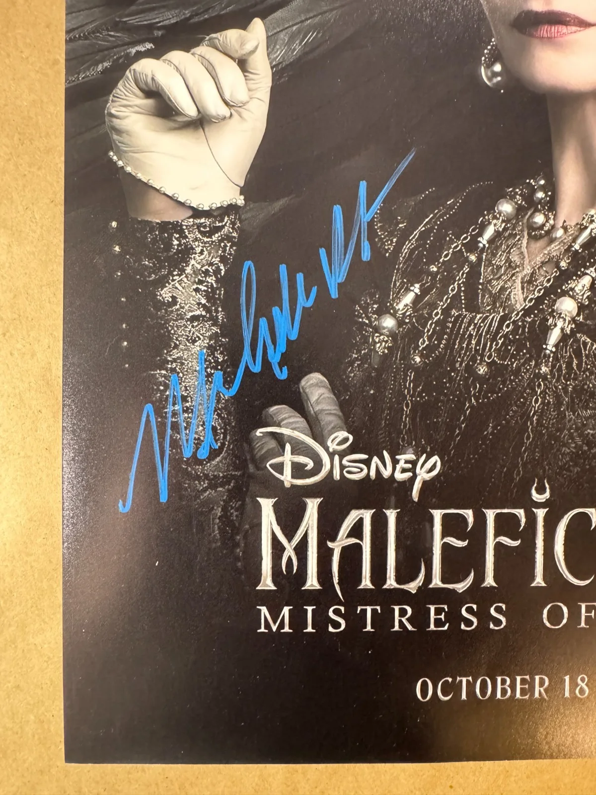 Michelle Pfeiffer — Signed Michelle Pfeiffer Autographed Maleficent 11”x17” Photo Beckett BAS COA, изображение 3