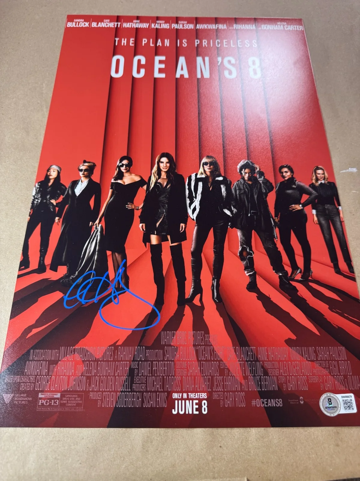 Anne Hathaway — Signed Anne Hathaway Autographed Ocean's 8 11”x17” Photo Beckett BAS COA, image 2