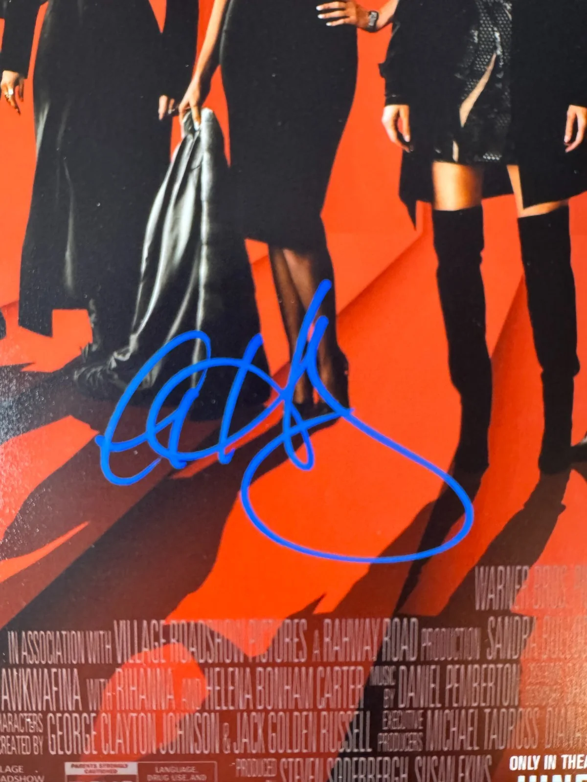 Anne Hathaway — Signed Anne Hathaway Autographed Ocean's 8 11”x17” Photo Beckett BAS COA, image 3