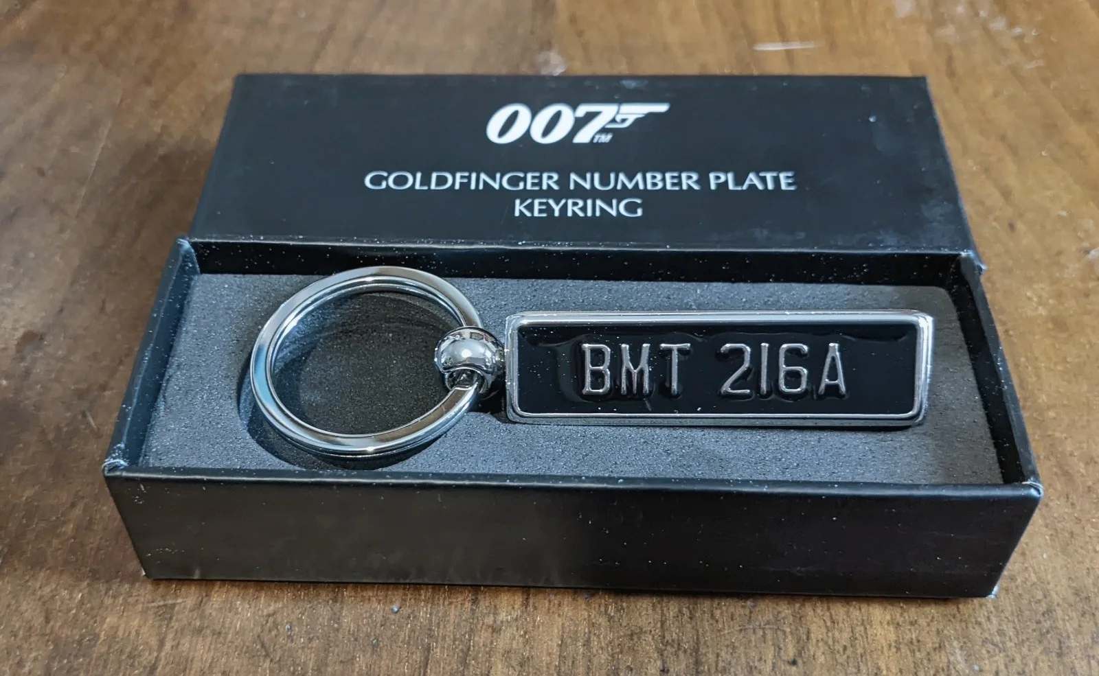 James Bond 007 "Goldfinger" Aston Martin DB5 Revolving Number Plate Keyring MIB, изображение 2