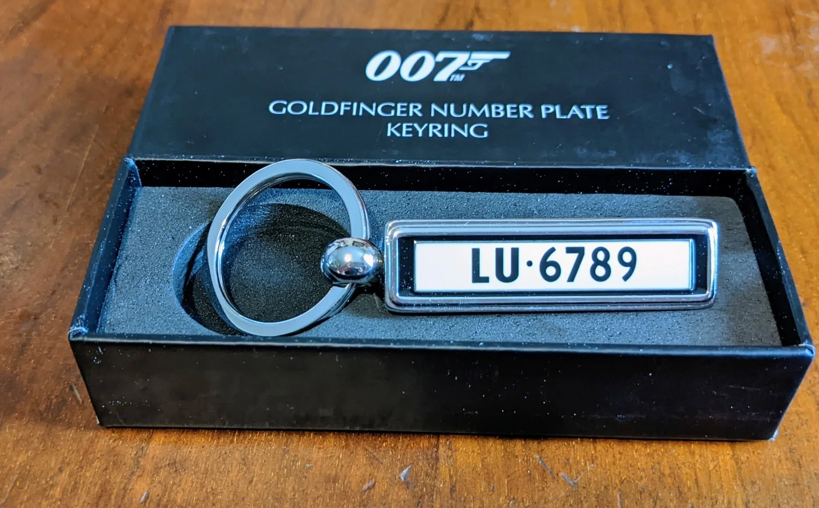 James Bond 007 "Goldfinger" Aston Martin DB5 Revolving Number Plate Keyring MIB, изображение 3