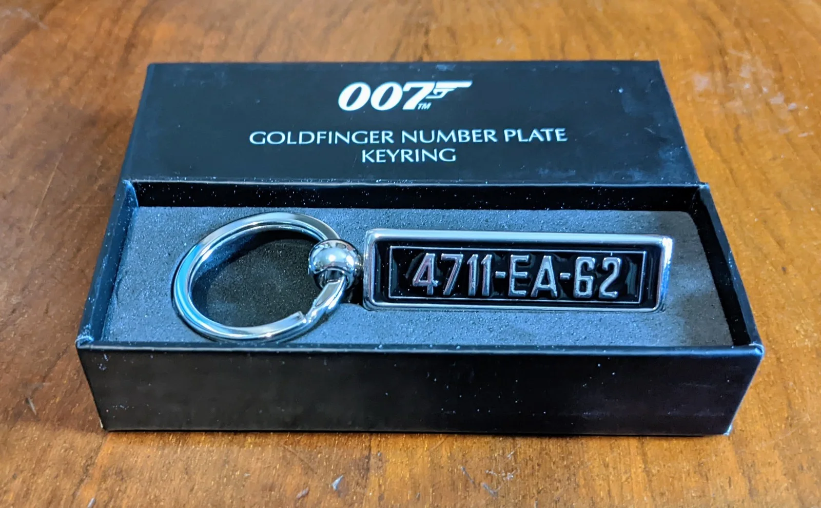 James Bond 007 "Goldfinger" Aston Martin DB5 Revolving Number Plate Keyring MIB, изображение 4