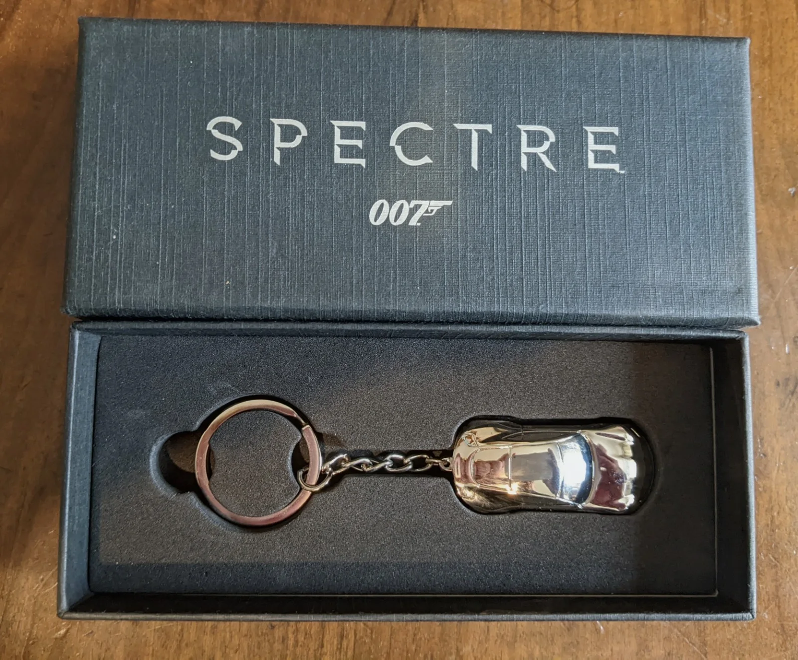 James Bond 007 Aston Martin DB10 (Spectre) Keyring MIB Official Rare Merchandise, image 4