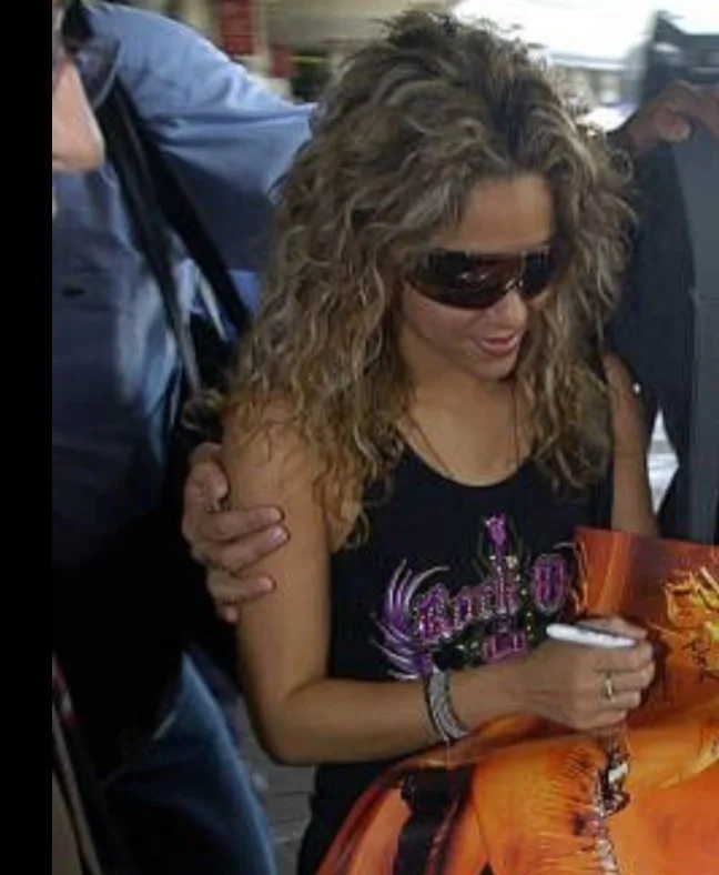 Shakira Signed 8x10 2003 Photo Autographed Proof, image 2