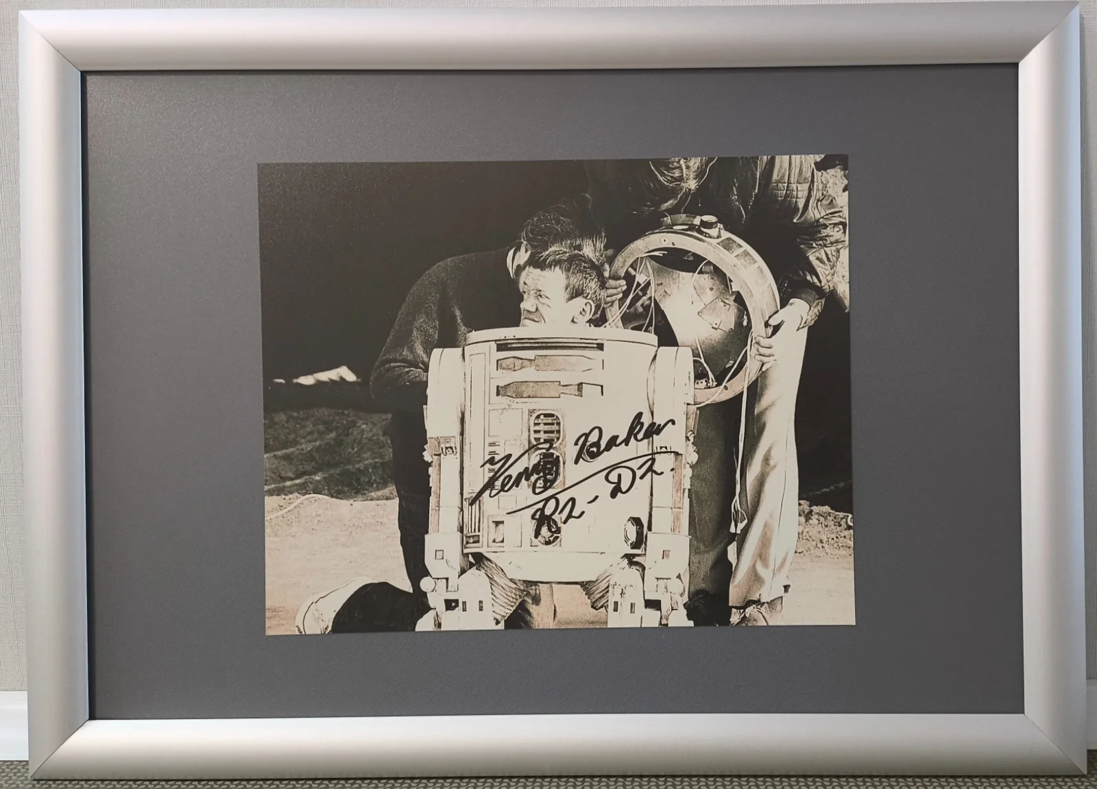 KENNY BAKER-R2-D2 — KENNY BAKER-R2-D2 SIGNED AUTOGRAPHED PHOTO 8X10 RARE, image 2