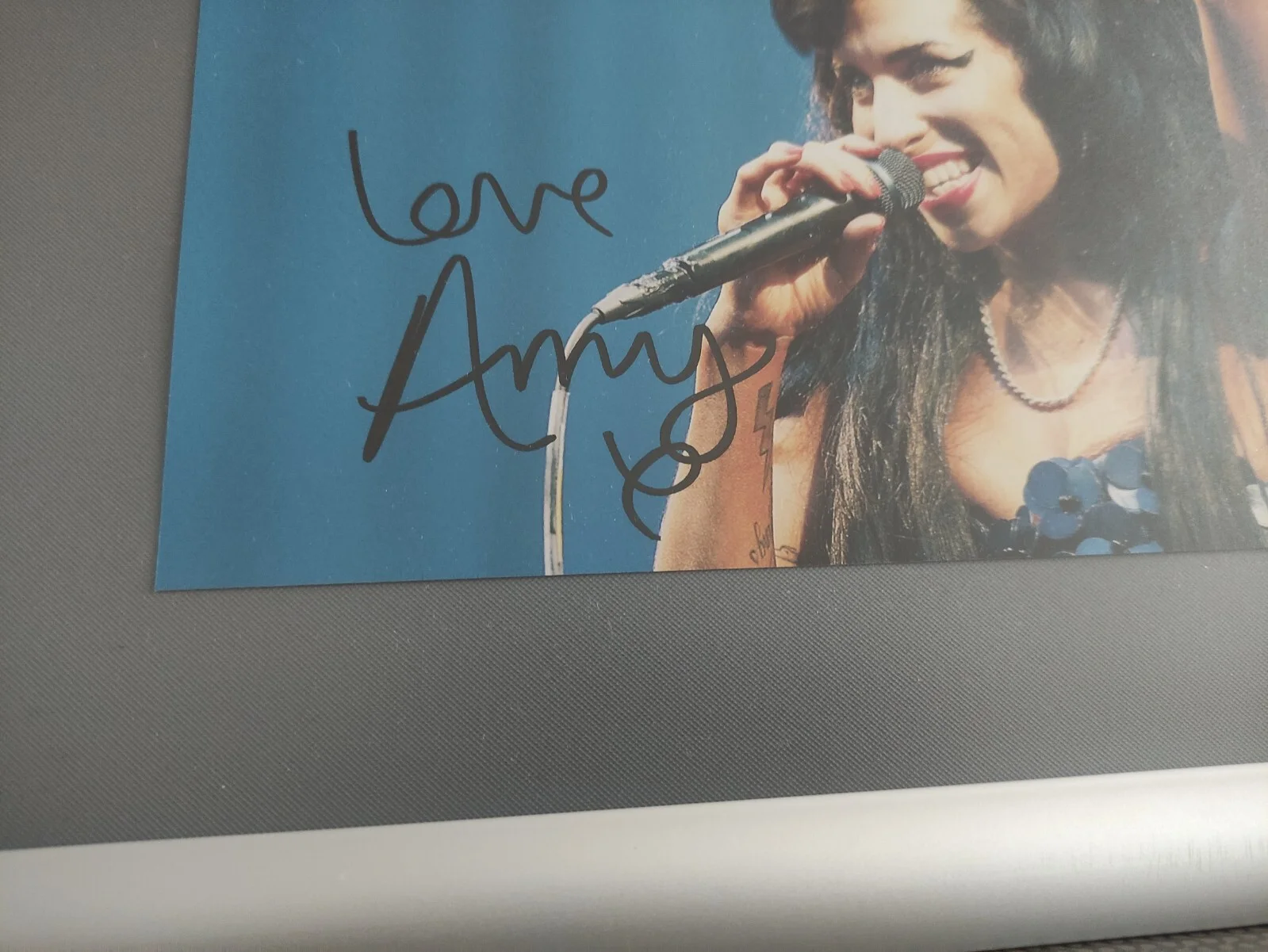 AMY WINEHOUSE SIGNED AUTOGRAPHED PHOTO 8X10, image 2