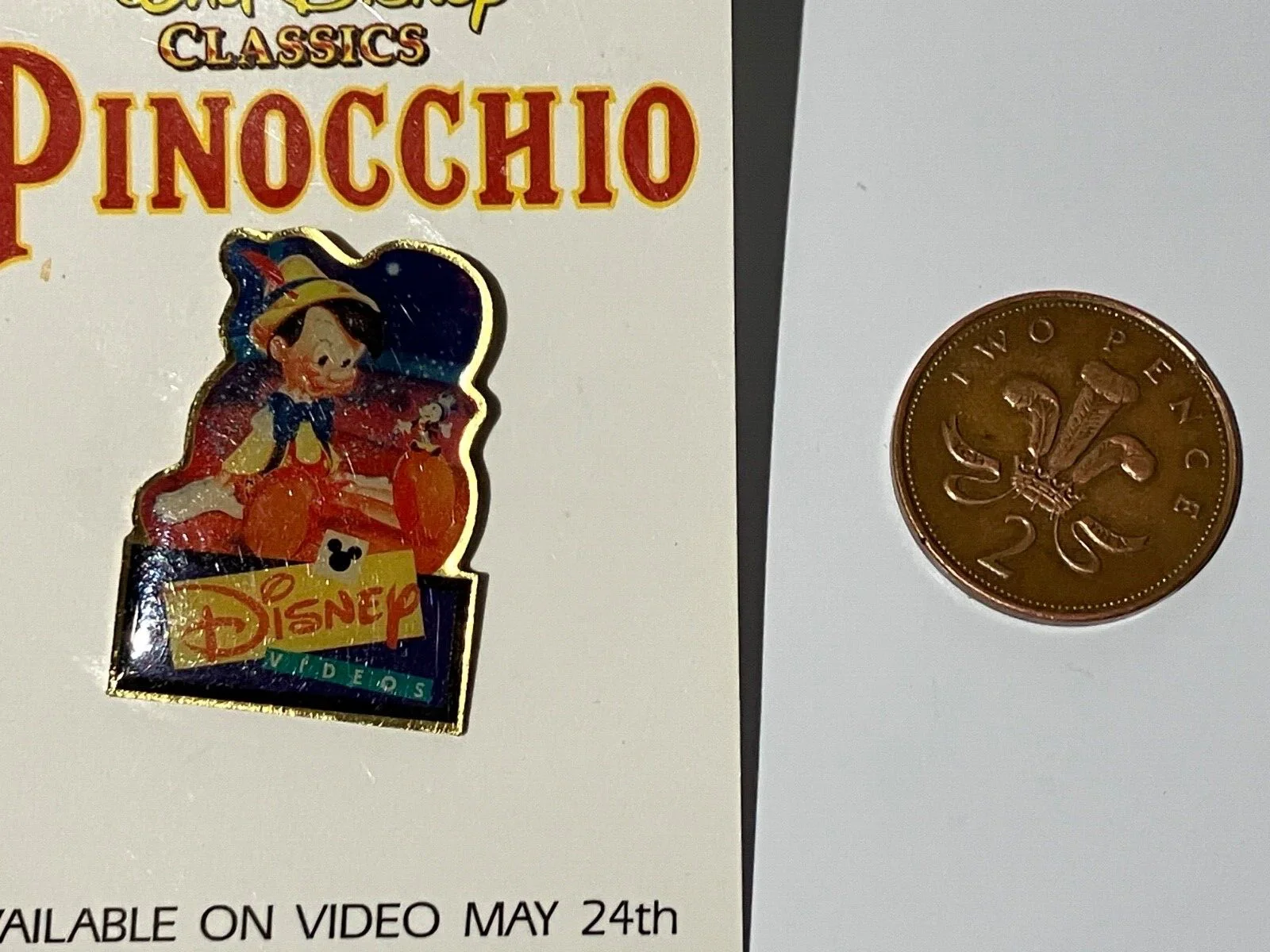VHS Disney Videos Pinocchio & Jiminy Cricket Promo Pin Badge, изображение 4