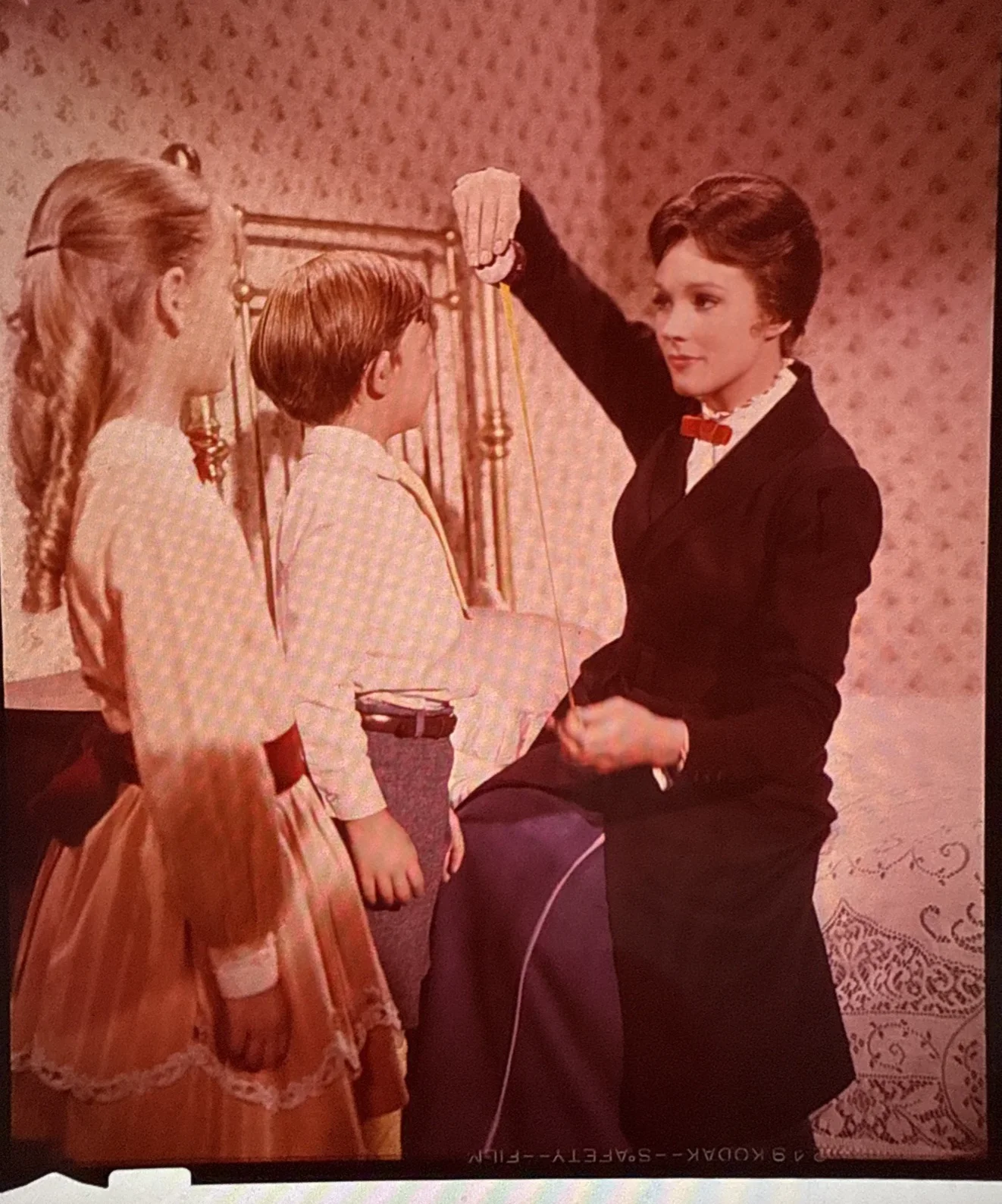 1963 MARY POPPINS - Production Used Film Cell - Julie Andrews Sizing Up Children, изображение 2
