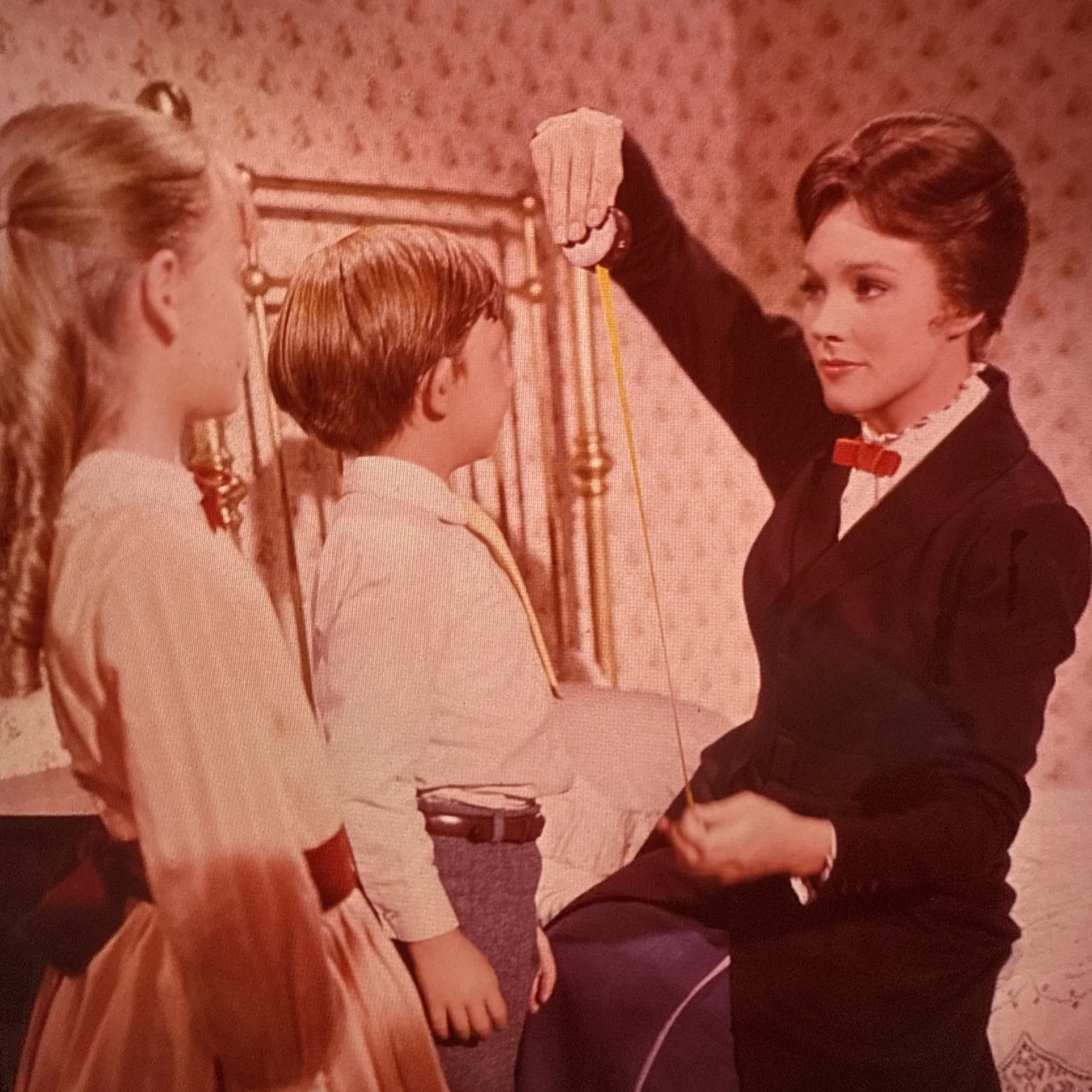 1963 MARY POPPINS - Production Used Film Cell - Julie Andrews Sizing Up Children, изображение 3