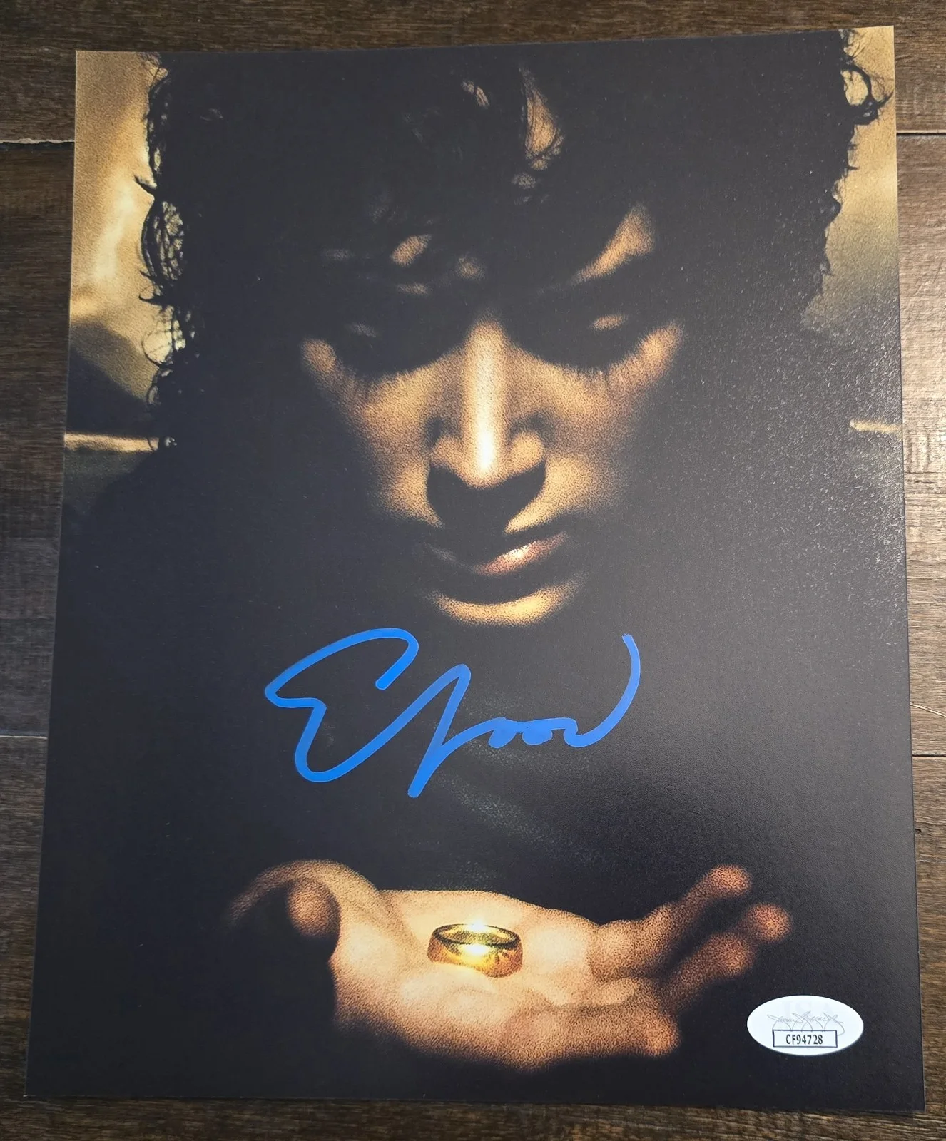 Elijah Wood — Elijah Wood signed Frodo Lord Of the Rings 8x10 picture. Comes with JSA...