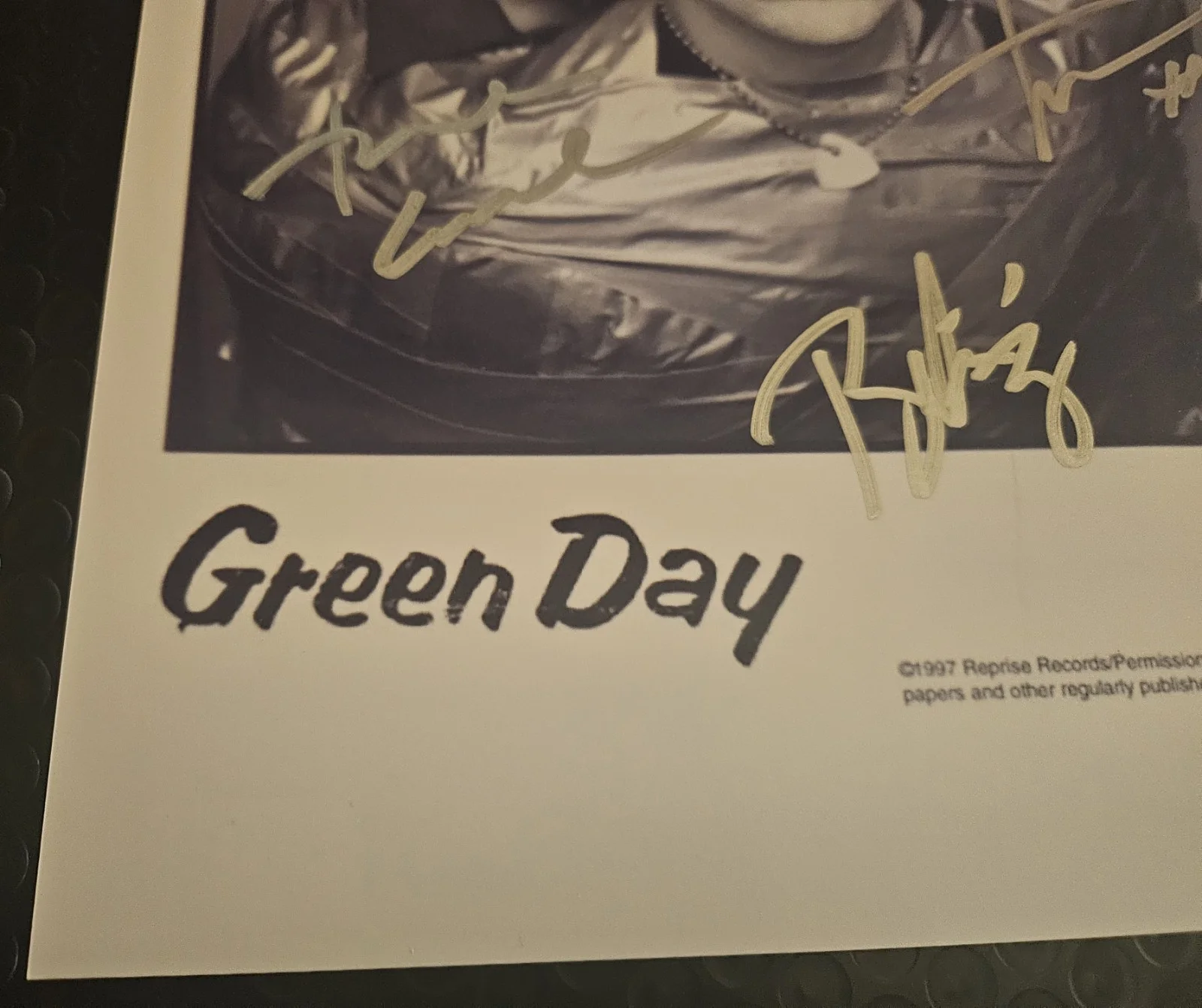 WITH COA, ORIGINAL GREENDAY FULL-BAND AUTOGRAPHS 8X12" PHOTO 🎼, изображение 3