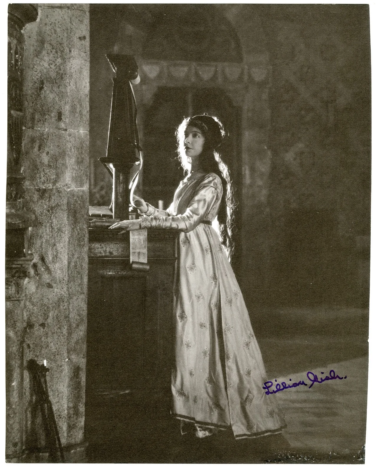 Lillian Gish — Lillian Gish Group 4 Signed Vintage Photographs Autographed, image 2