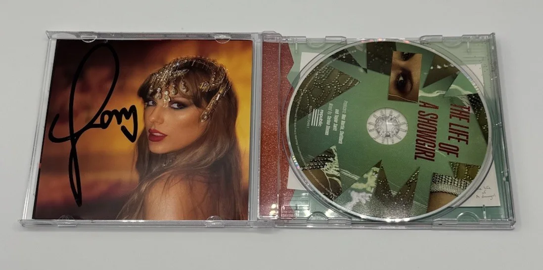 Taylor Swift The Life of a Showgirl CD Hand Signed Photo 1 LONG SIGNATURE, изображение 2