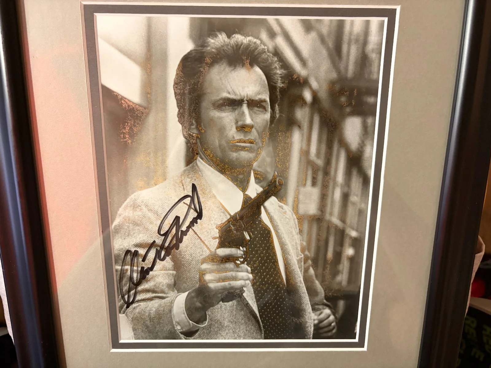 Framed Photograph of Clint Eastwood in Dirty Harry Signed w/ COA, изображение 4