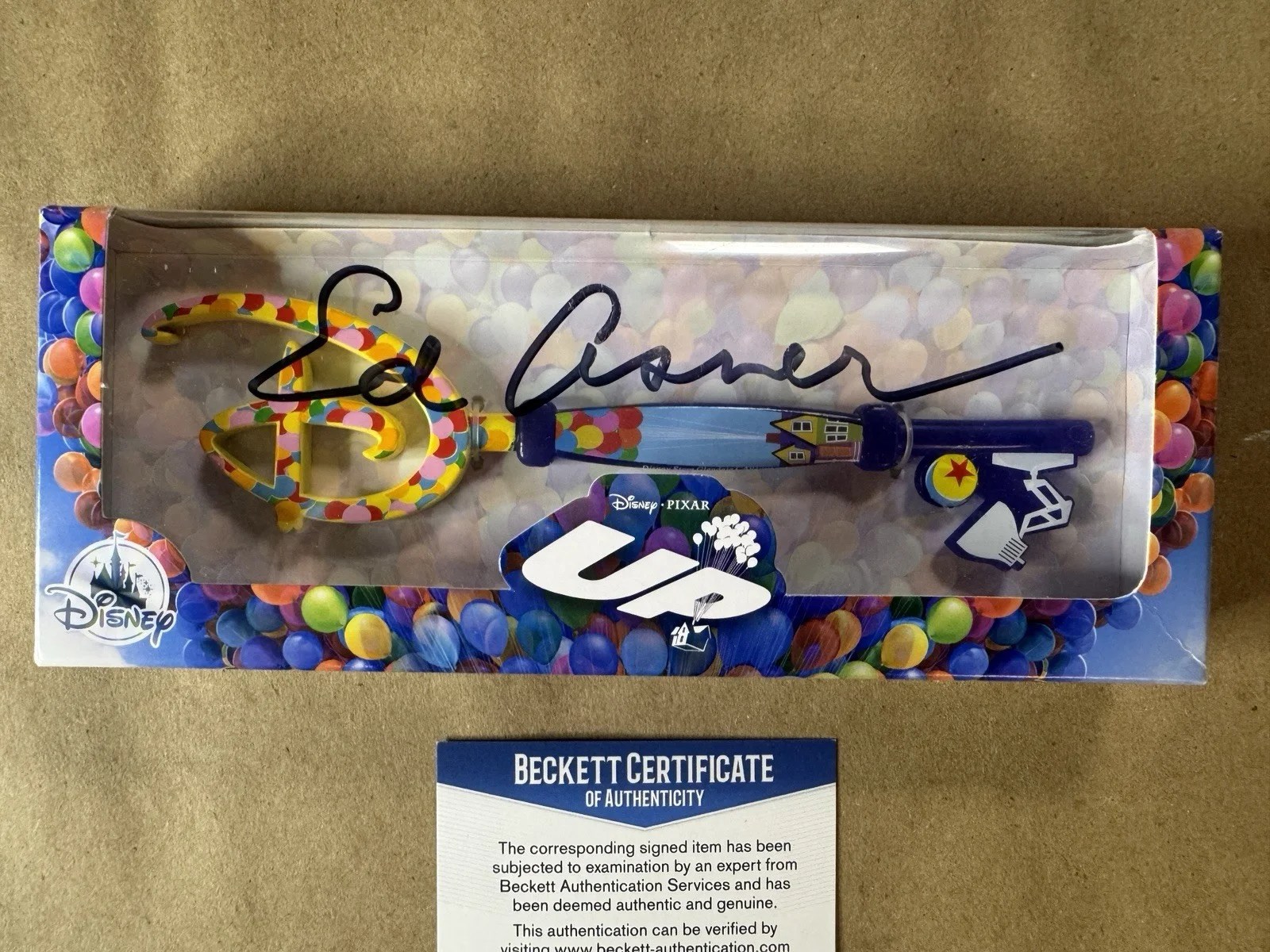 Ed Asner — SIGNED Ed Asner Autographed DISNEY Pixar UP Collectible Key Beckett BAS COA, изображение 2