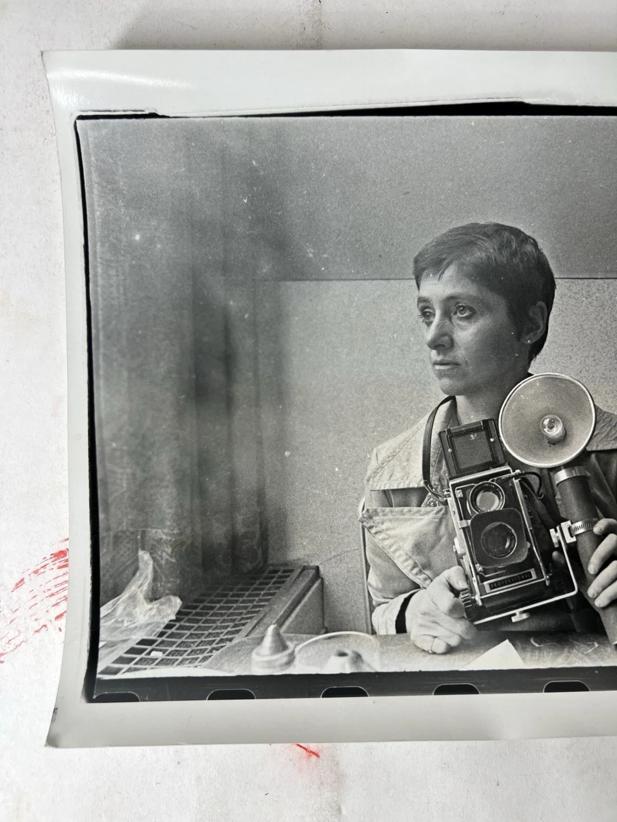 Roz Kelly Signed Diana Arbus B&W Photo Holding Camera Art Print G2005, изображение 2