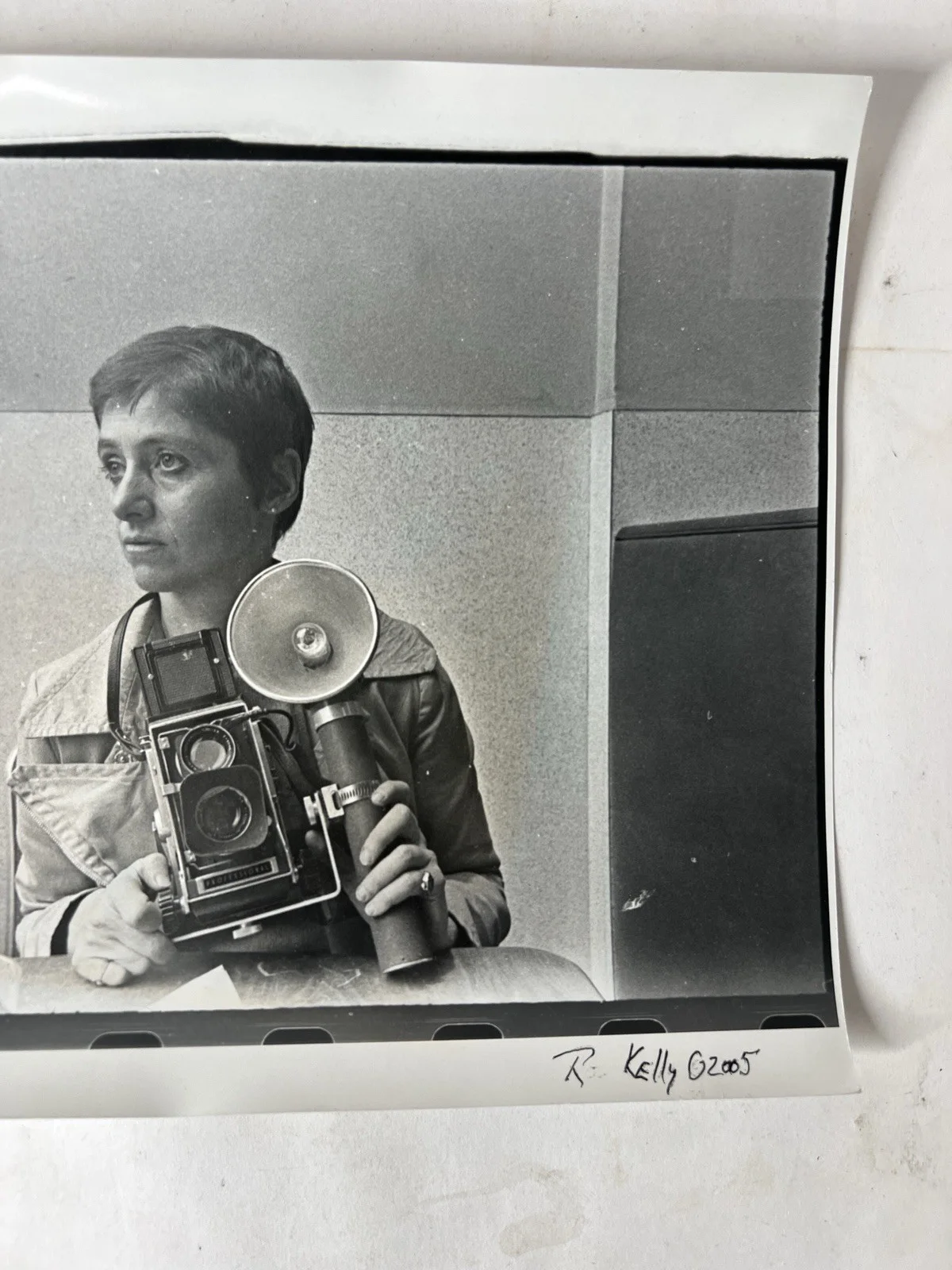 Roz Kelly Signed Diana Arbus B&W Photo Holding Camera Art Print G2005, изображение 3