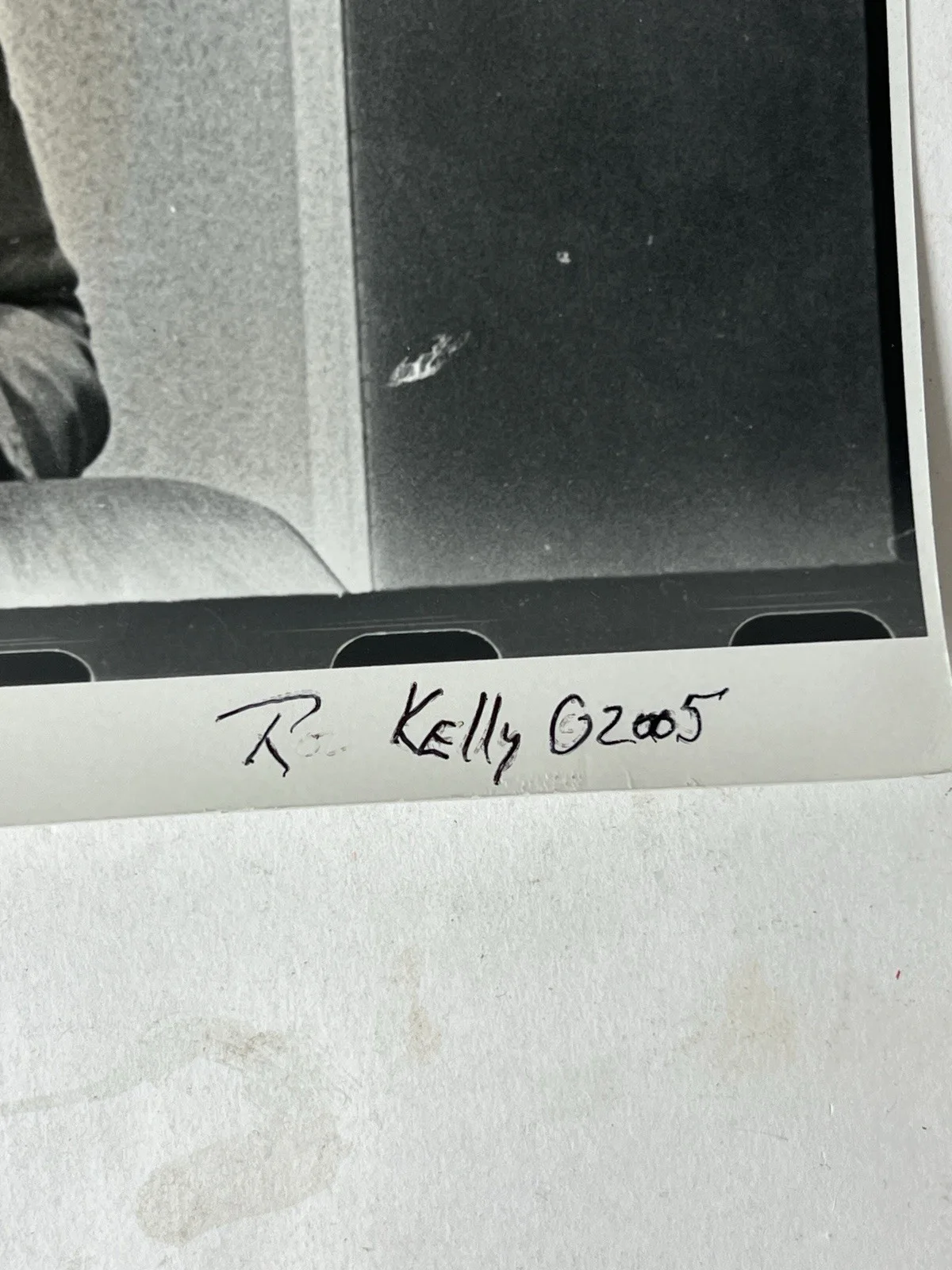 Roz Kelly Signed Diana Arbus B&W Photo Holding Camera Art Print G2005, изображение 4