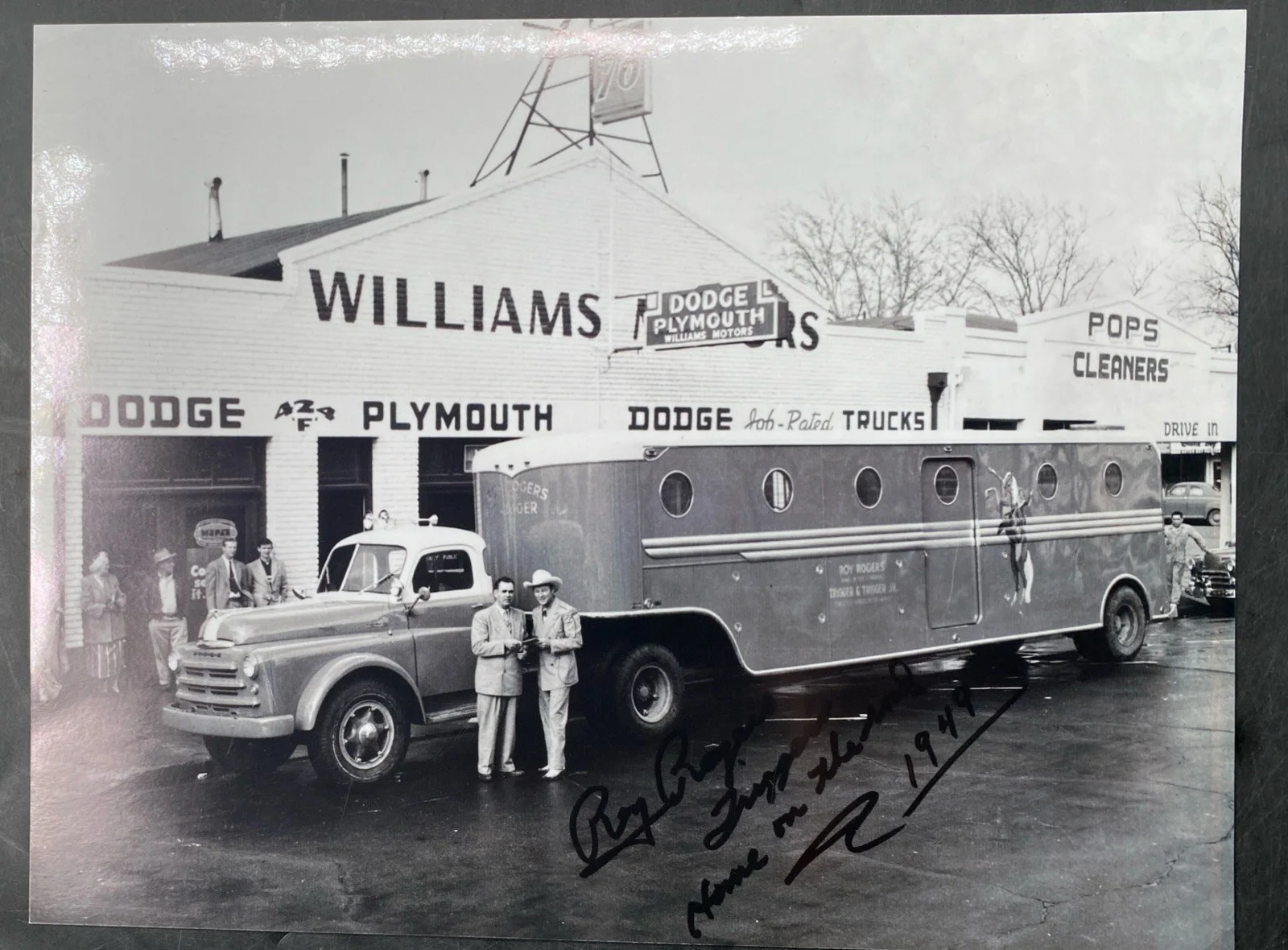 A Pair Of Black & White Roy Rodgers Trigger Truck And Trailer Printed Autograph, изображение 2
