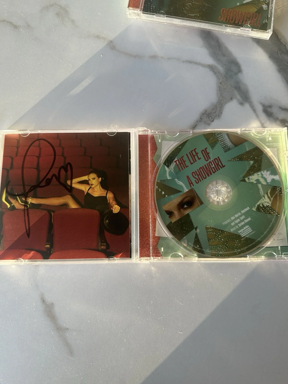 Taylor Swift Life Of A Showgirl CD With Hand Signed Photo 4, изображение 3
