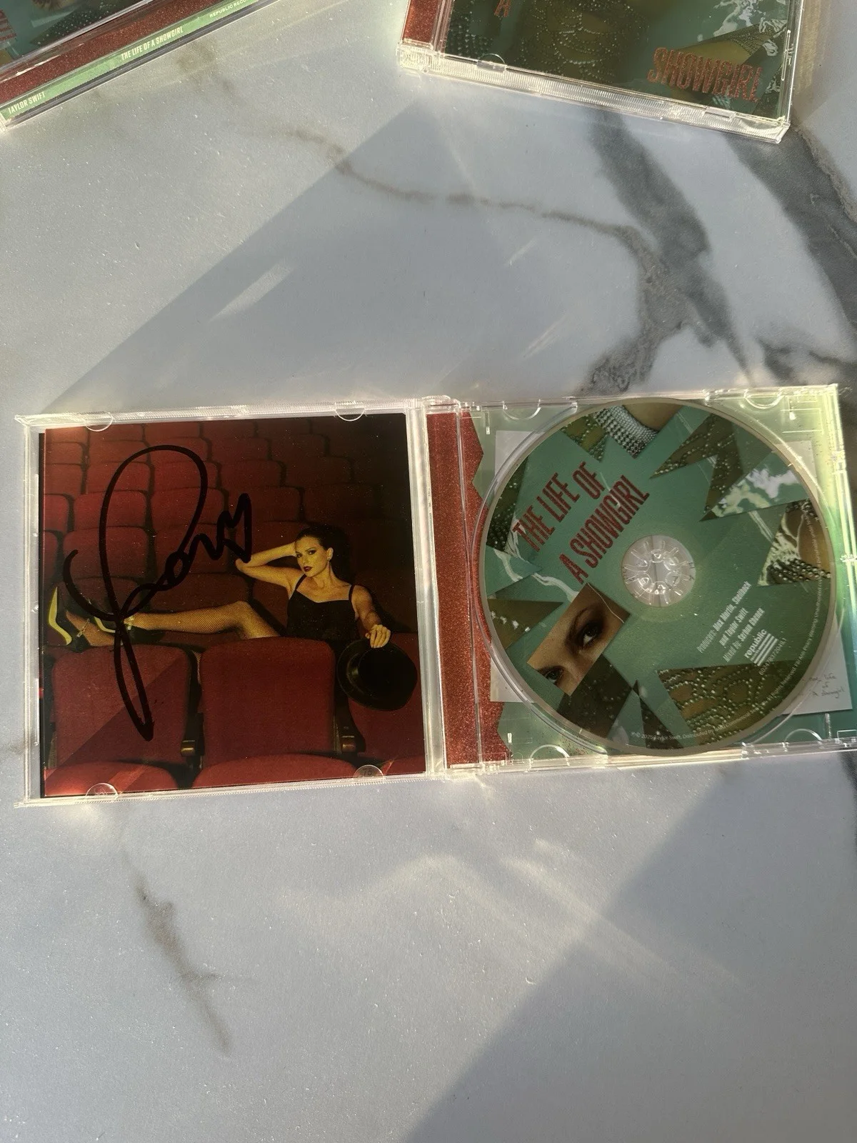 Signed Taylor Swift CD – The Life Of A Showgirl (Photo #4), изображение 2