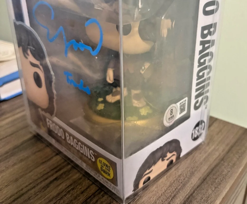 ELIJAH WOOD SIGNED AUTOGRAPHED FUNKO POP! #1832 LOTR FRODO BAGGINS GLOW IN DARK!, изображение 2