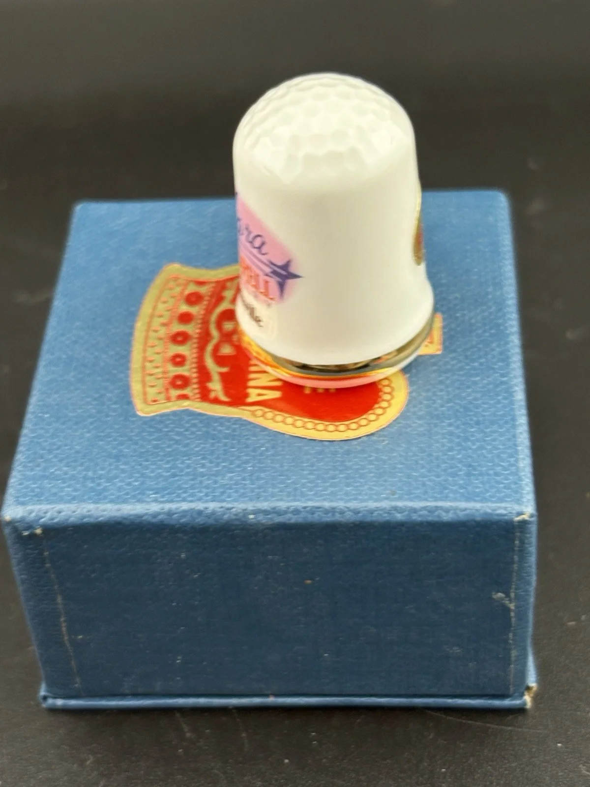 barbara mandrell thimble MINT CONDITION NWT! gold guilding, image 2