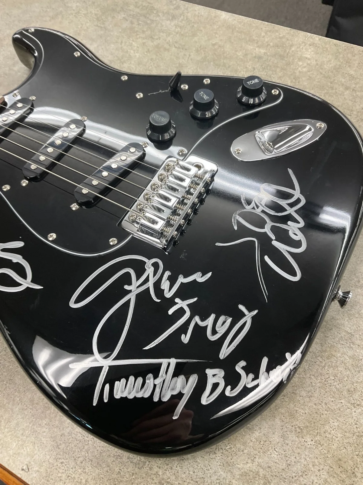 THE EAGLES AUTOGRAPHED GUITAR Eagles Signed Fender Guitar w/ C.o.a, image 2