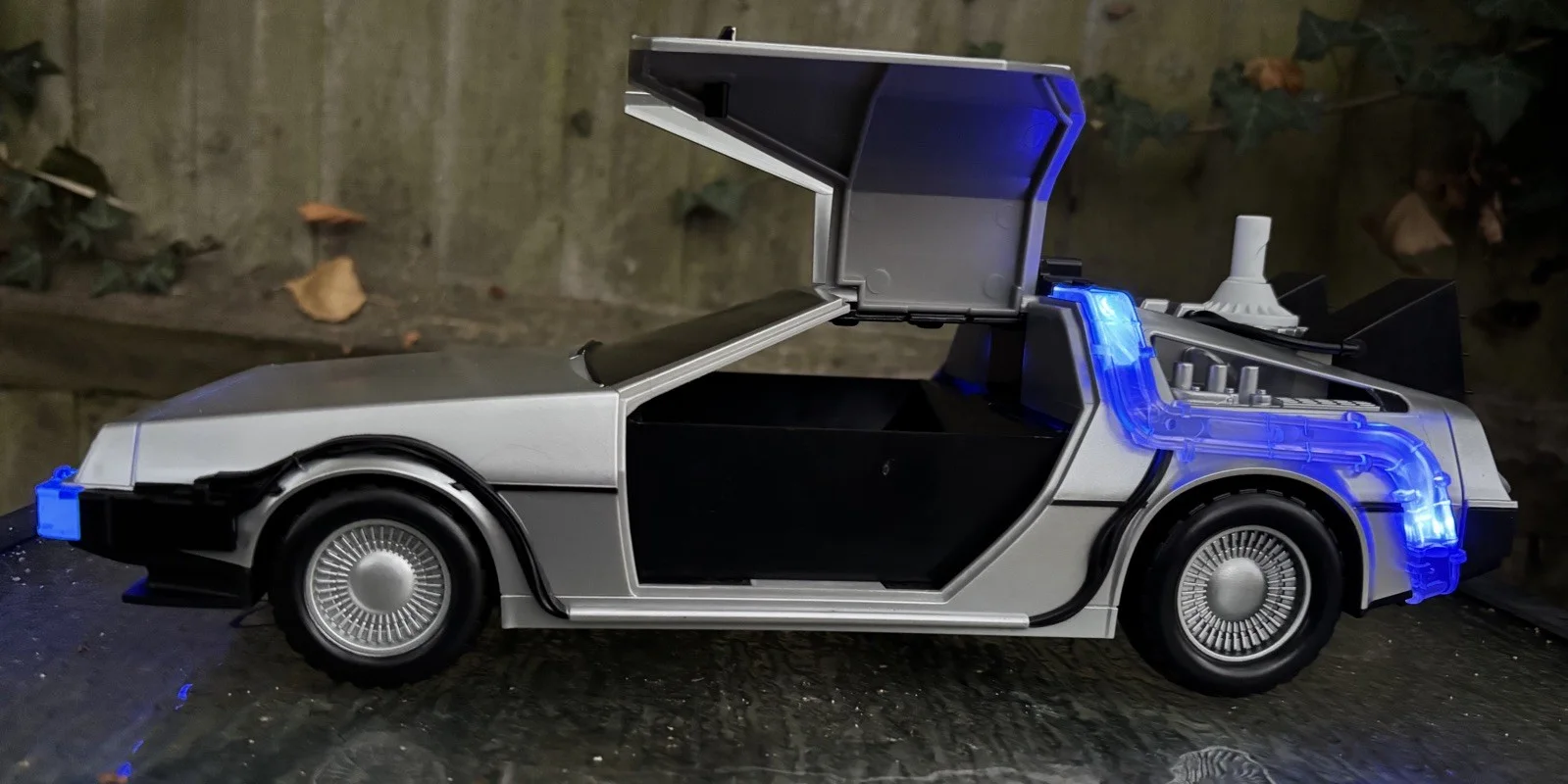 Light Up Back To The Future 2 OUTATIME DeLorean Popcorn Bucket IN Hand, image 5