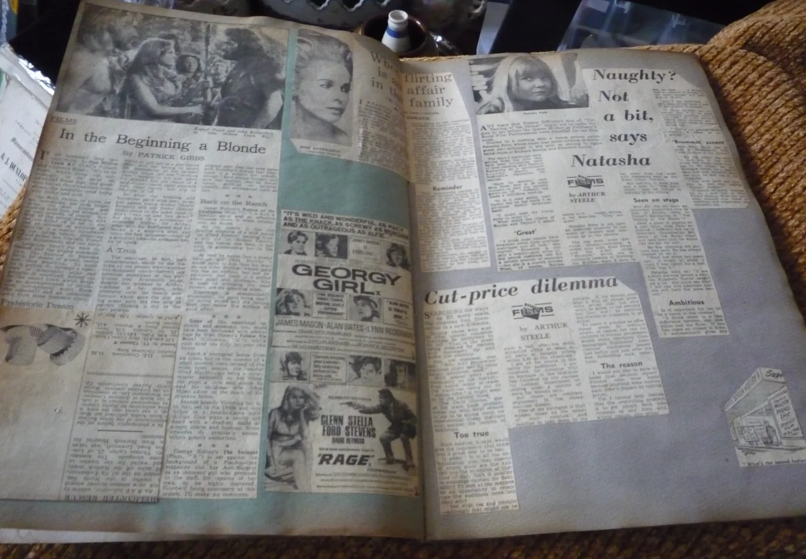 Vintage Movie Film Interest 60s Scrap Book Pictures Newspaper Cuttings Brando, изображение 2
