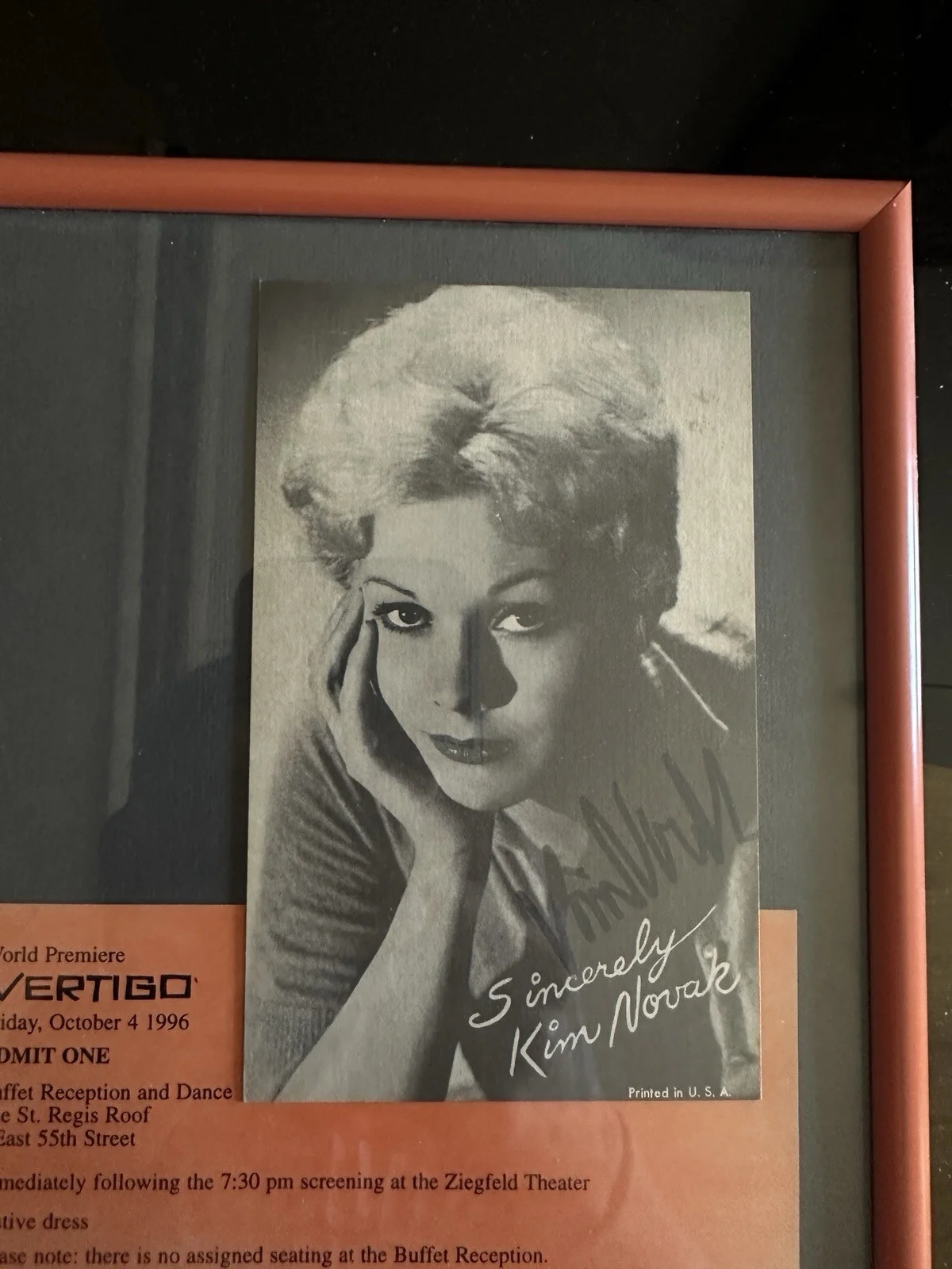 Kim Novak Signed 1996 NYC Vertigo Hitchcock Re-release Party Invitation RARE, изображение 2