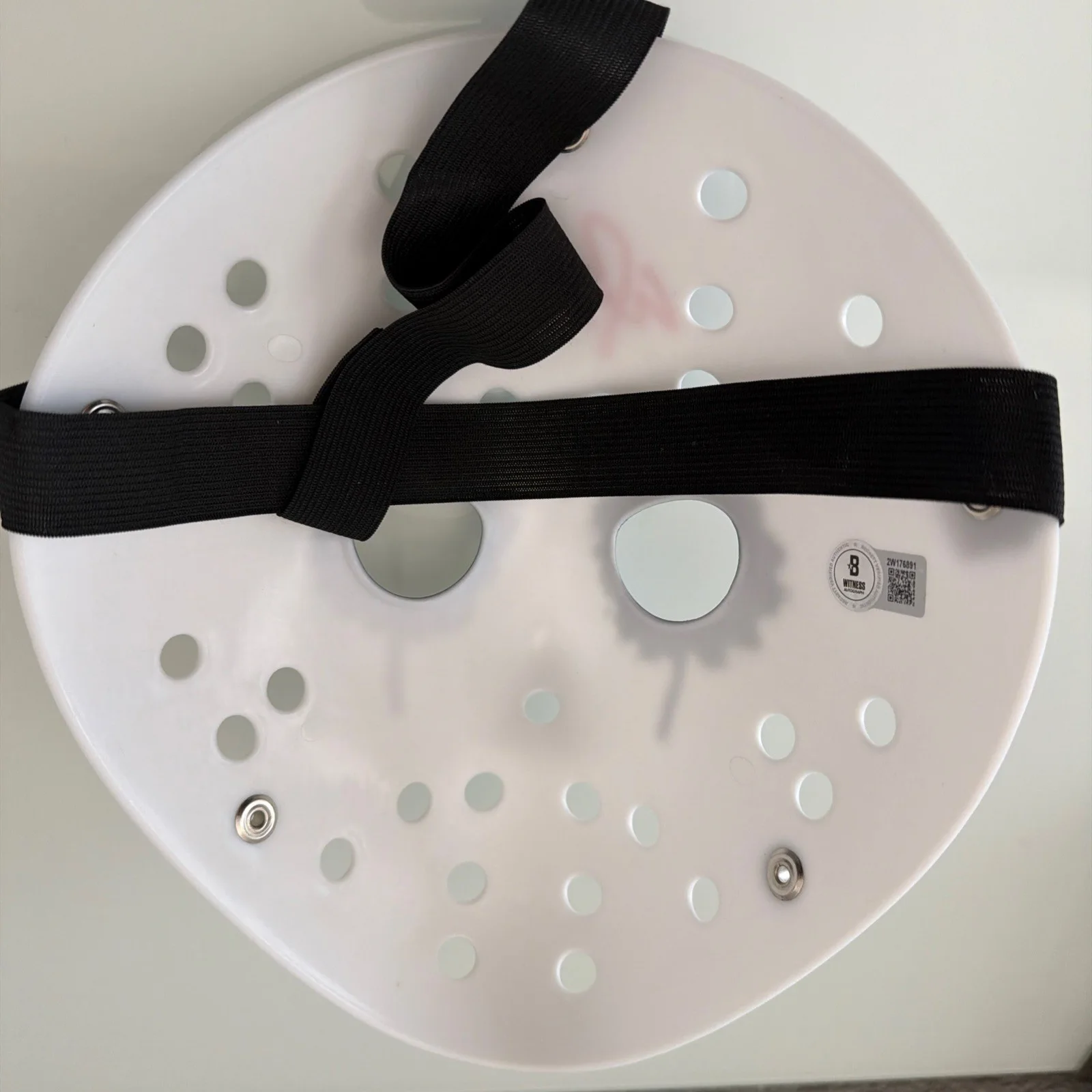 Alice Cooper — ALICE COOPER Signed Custom Friday the 13th Jason Hockey Mask - Beckett Witnessed, изображение 2