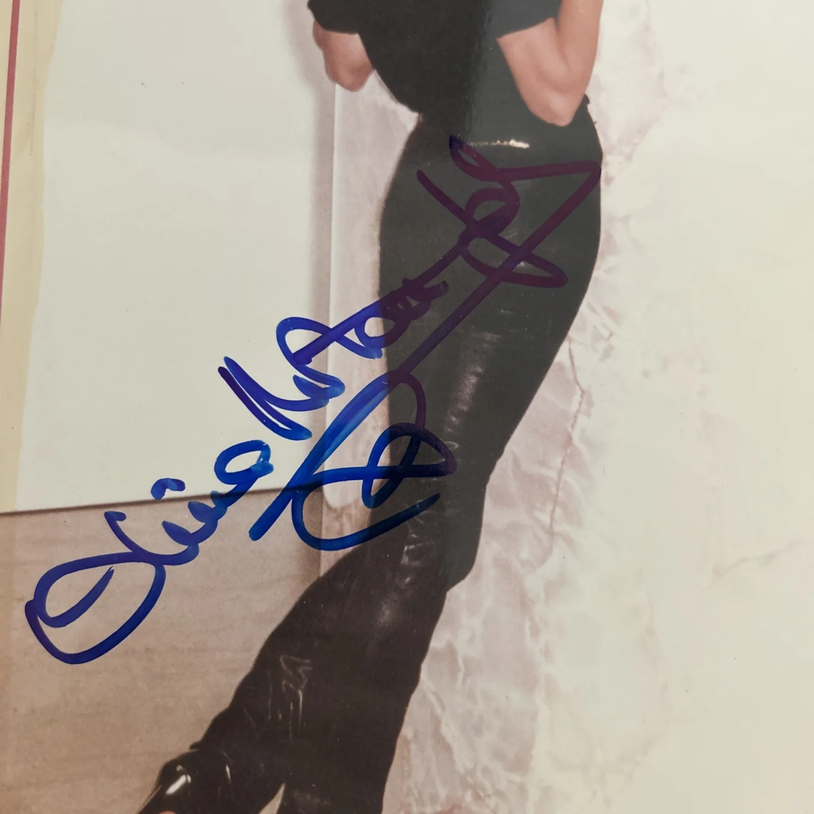 Olivia Newton John — Olivia Newton John Signed In-Person Full Name 8x10 Color Photo w JSA COA, изображение 2