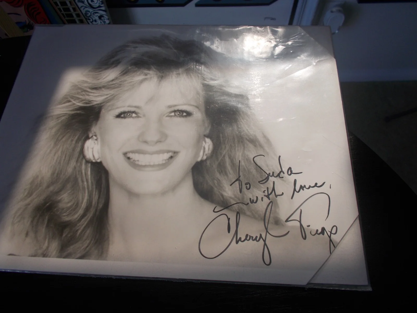 CHERYL TIEGS — CHERYL TIEGS SIGNED INSCRIBED BLACK AND WHITE 8"X10" PHOTO FROM 1980'S VGT