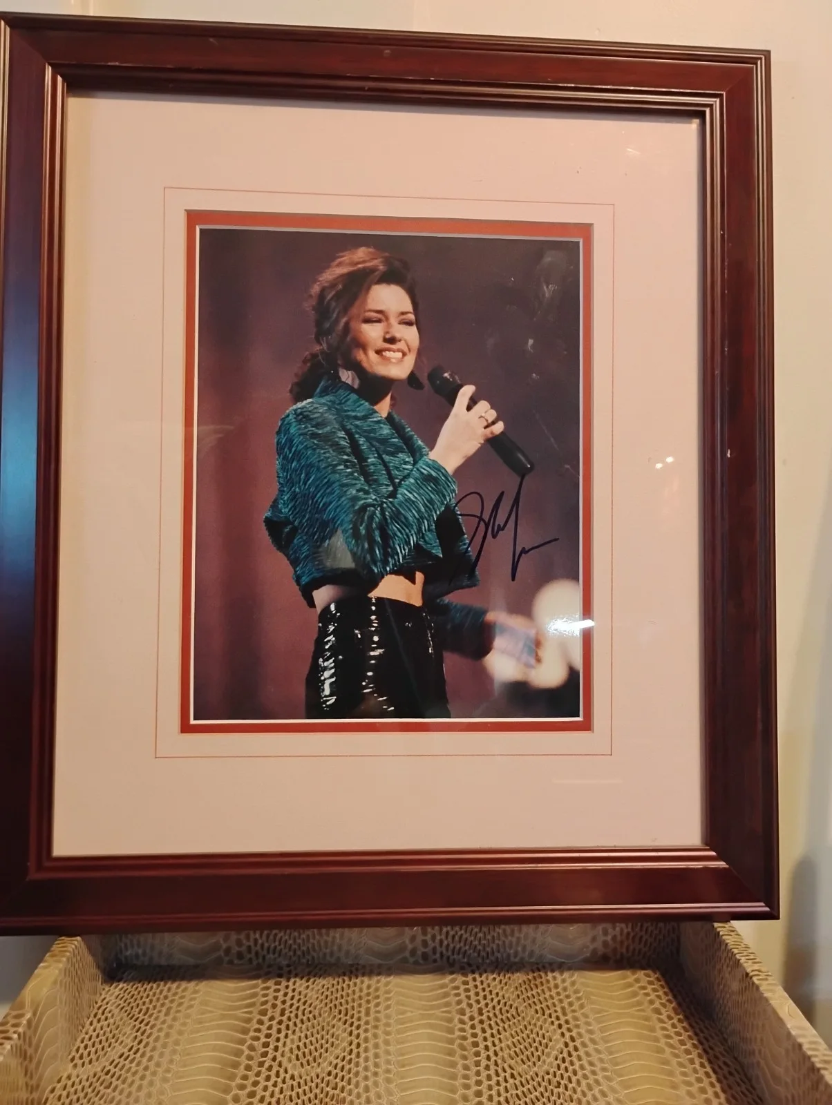 SHANIA TWAIN AUTOGRAPHED FRAMED & MATTED w/COA, image 2