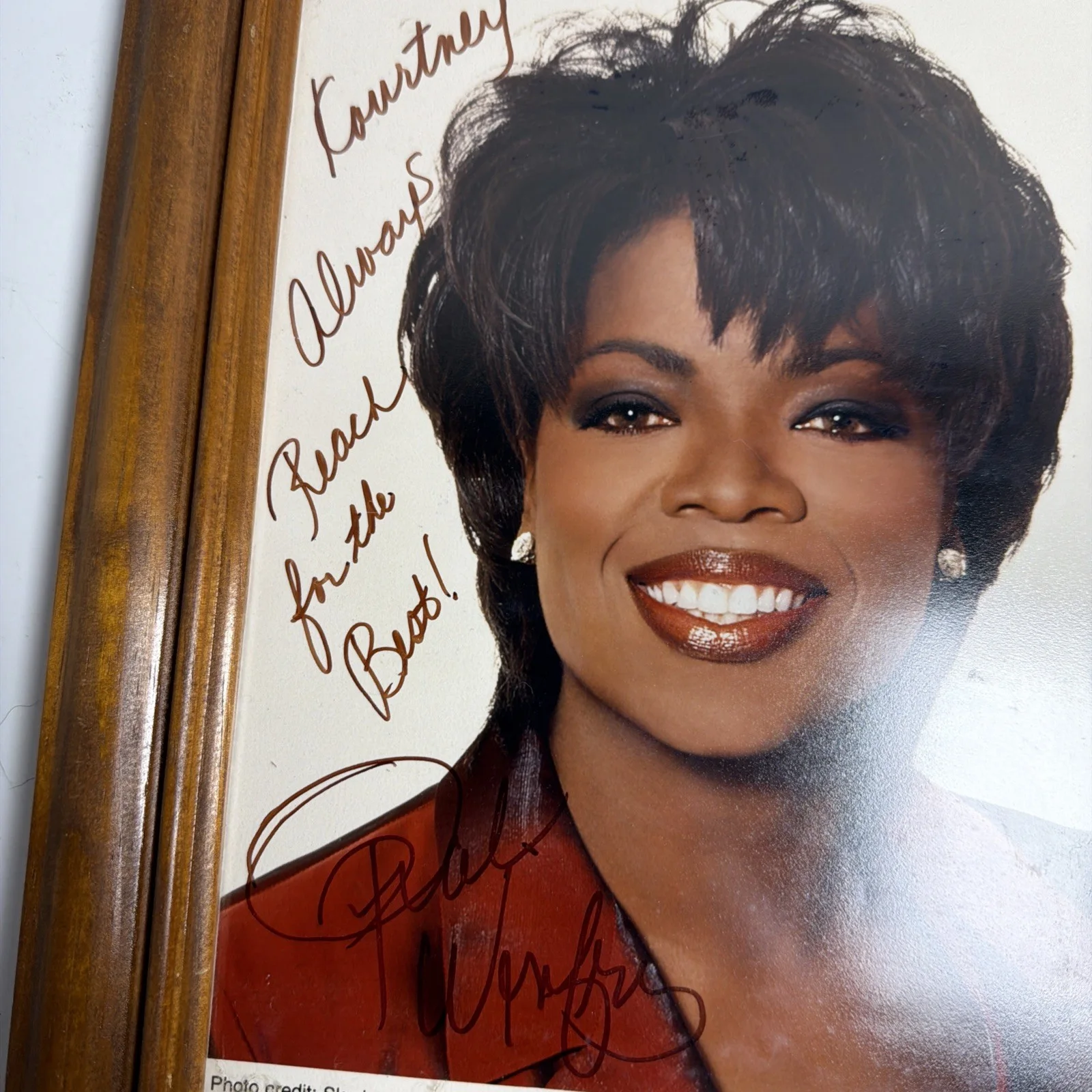 Oprah Winfrey Autographed 8x10 Photo 1990s “reach For The Best” Wooden Frame!, image 2