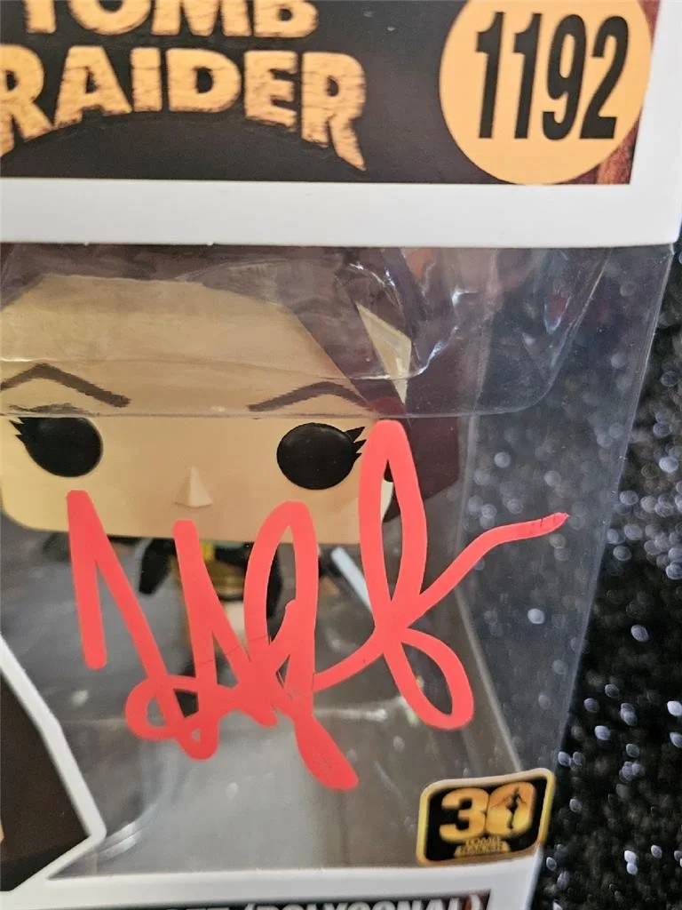 HAYLEY ATWELL — HAYLEY ATWELL SIGNED FUNKO POP! TOMB RAIDER 1192 LARA CROFT POLYGONAL FIGURE COA, изображение 2