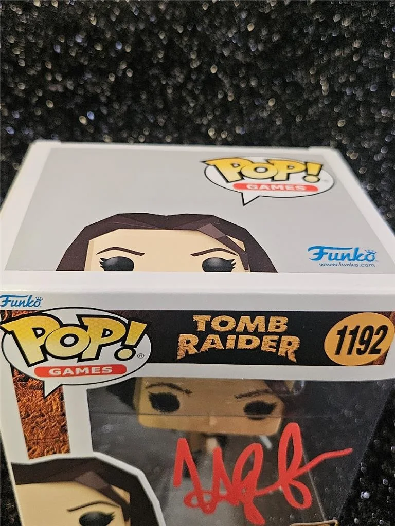 HAYLEY ATWELL — HAYLEY ATWELL SIGNED FUNKO POP! TOMB RAIDER 1192 LARA CROFT POLYGONAL FIGURE COA, изображение 3